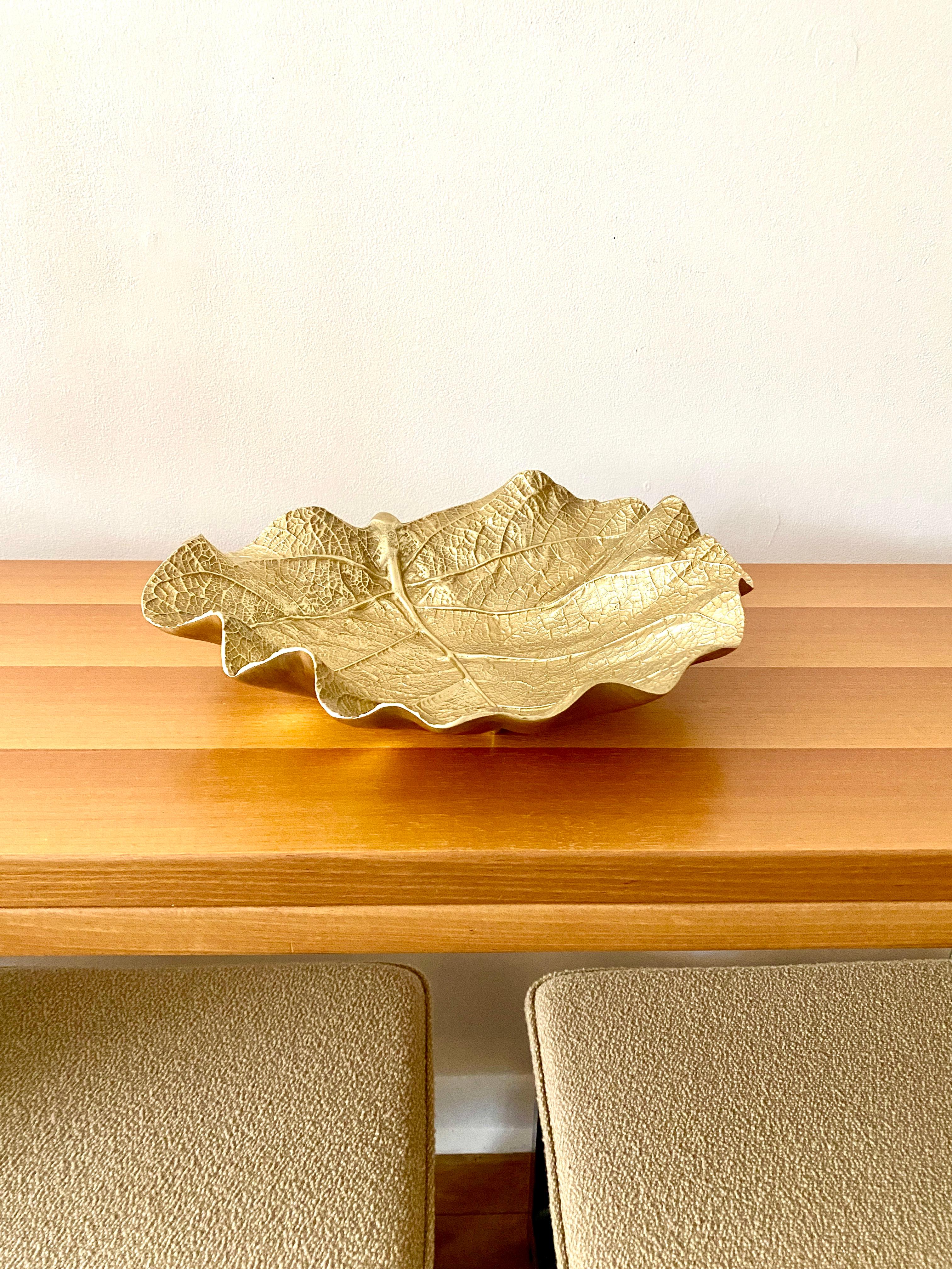 Vintage Virginia MetalCrafters Alloy / Gold Vintage Sea Grape Bowl In Good Condition For Sale In Doraville, GA