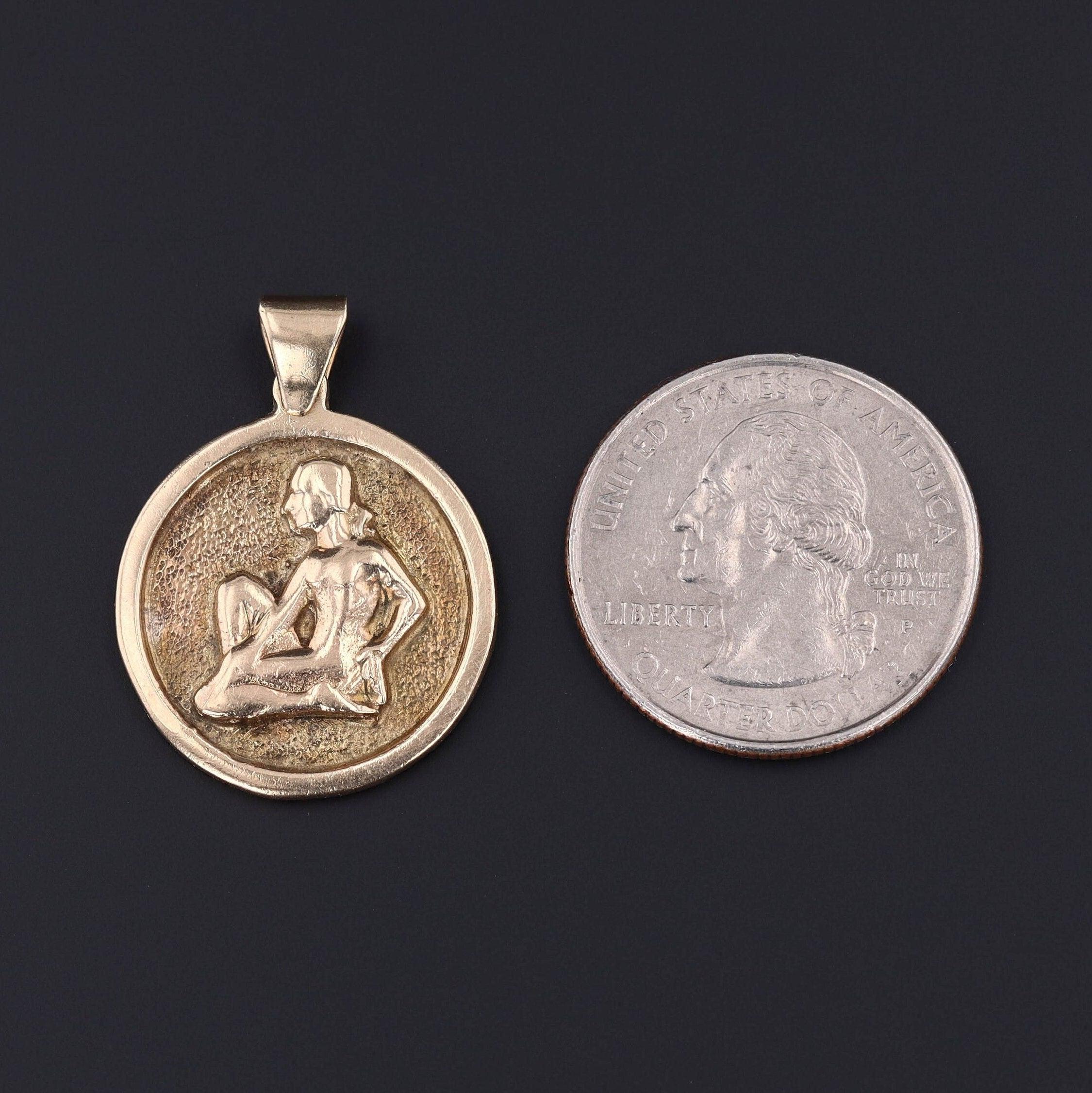 Questo ciondolo vintage della Vergine (1980-1990 circa) raffigura una donna seduta in oro 10k.

Il pezzo misura 1,2 pollici dalla parte superiore della cauzione a quella inferiore e 0,9 pollici di larghezza. È in ottime condizioni.

Il contenuto di