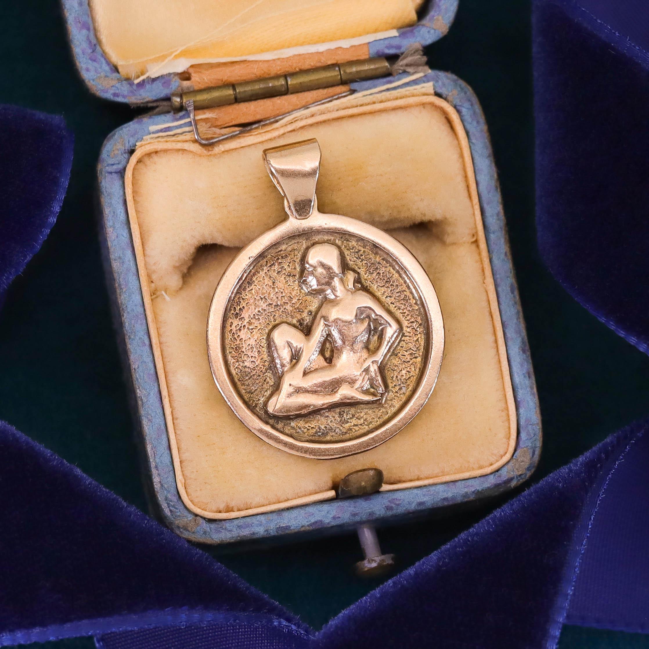 Colgante Vintage Virgo de Oro de 10k en venta 1