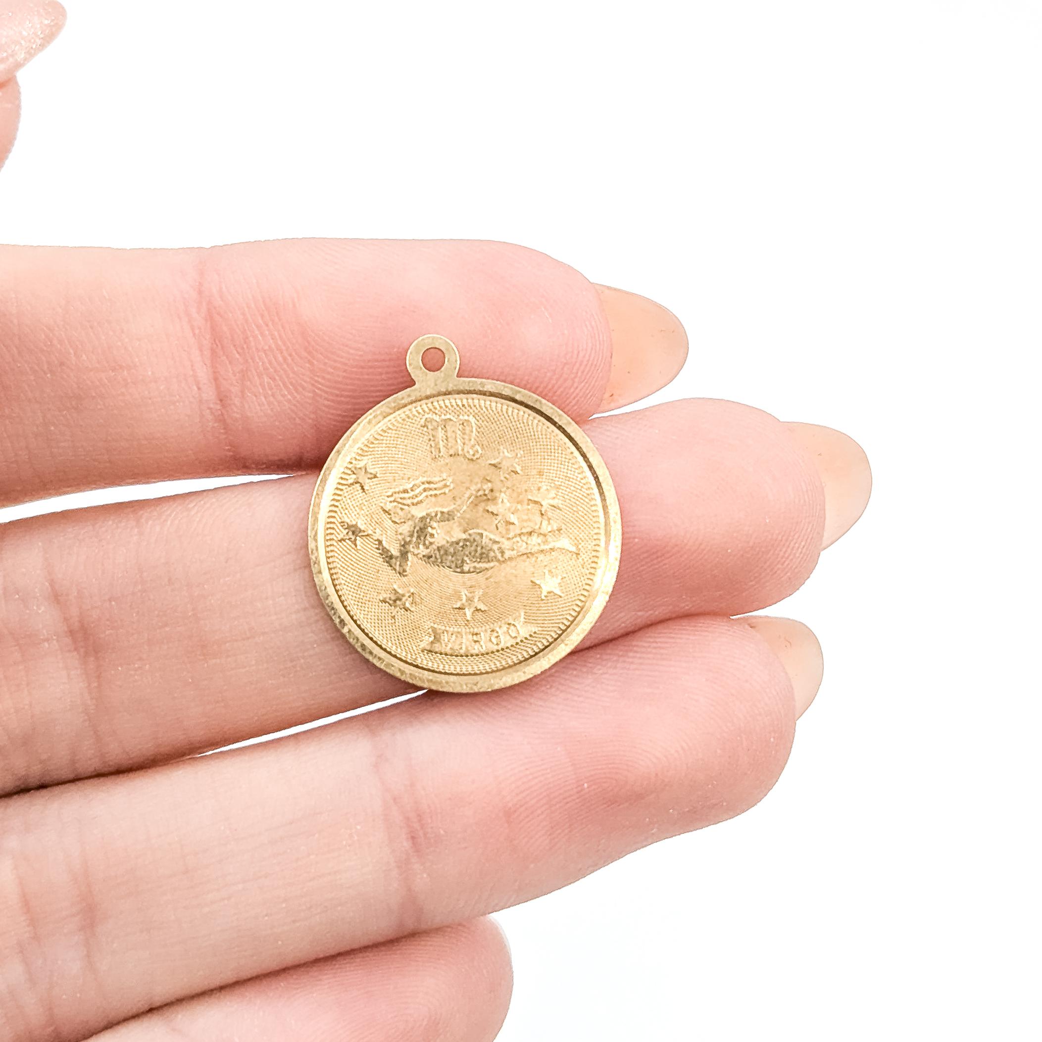 Vintage Virgo Zodiac Anhänger in 14k Gelbgold im Zustand „Hervorragend“ im Angebot in Bloomington, MN