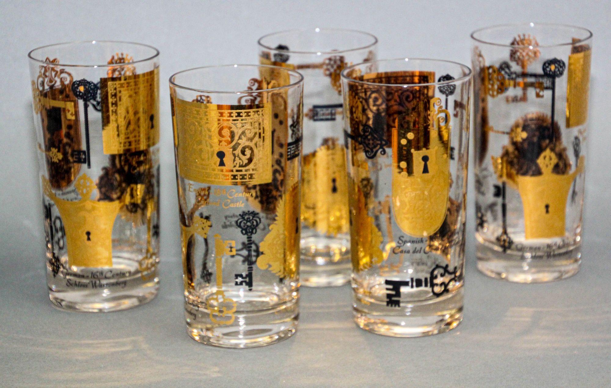 Vintage 1950s Vintage Vito Bari Gold Drinking Highball Gläser.
Vintage Vito Bari 24K vergoldet Becher, Highball-Gläser, europäische Schloss Türschloss Skelett-Schlüssel-Design, Set von 6 Sechs.
6er-Set Vintage Vito Bari 24K vergoldete
