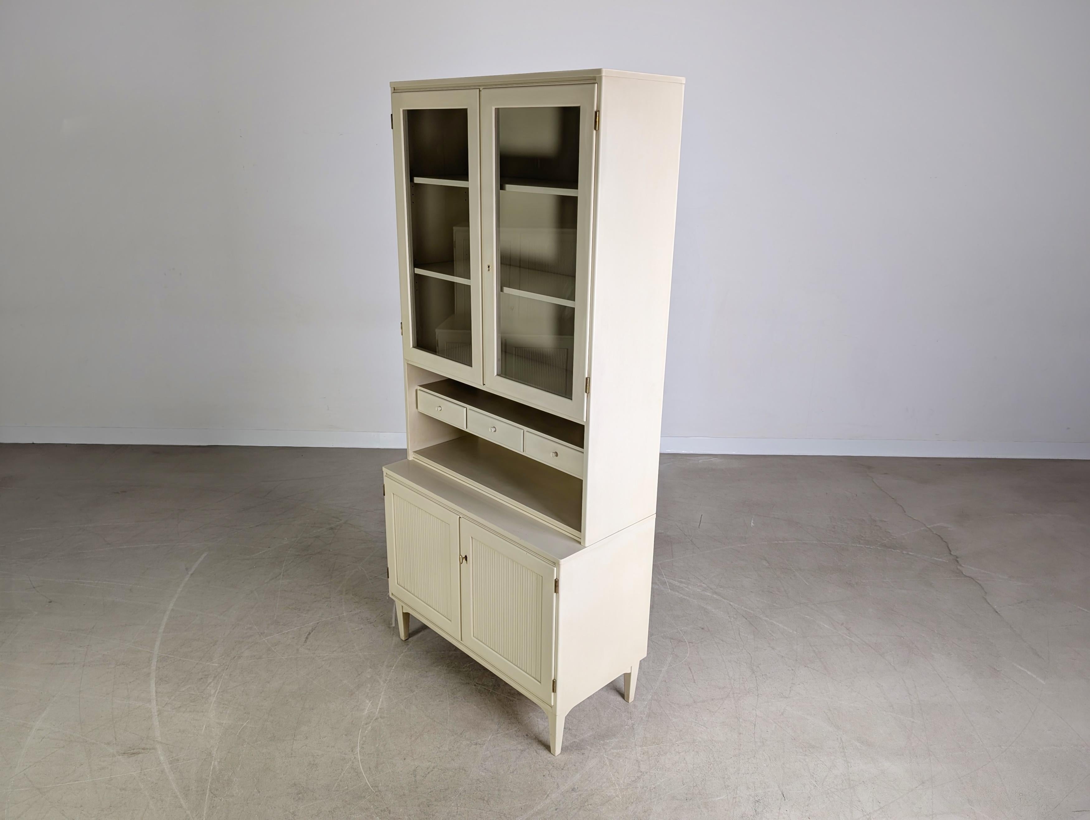 Vitrine vintage Svante Skogh Regal Schrank shabby Landhaus In condizioni buone in vendita a Berlin, DE