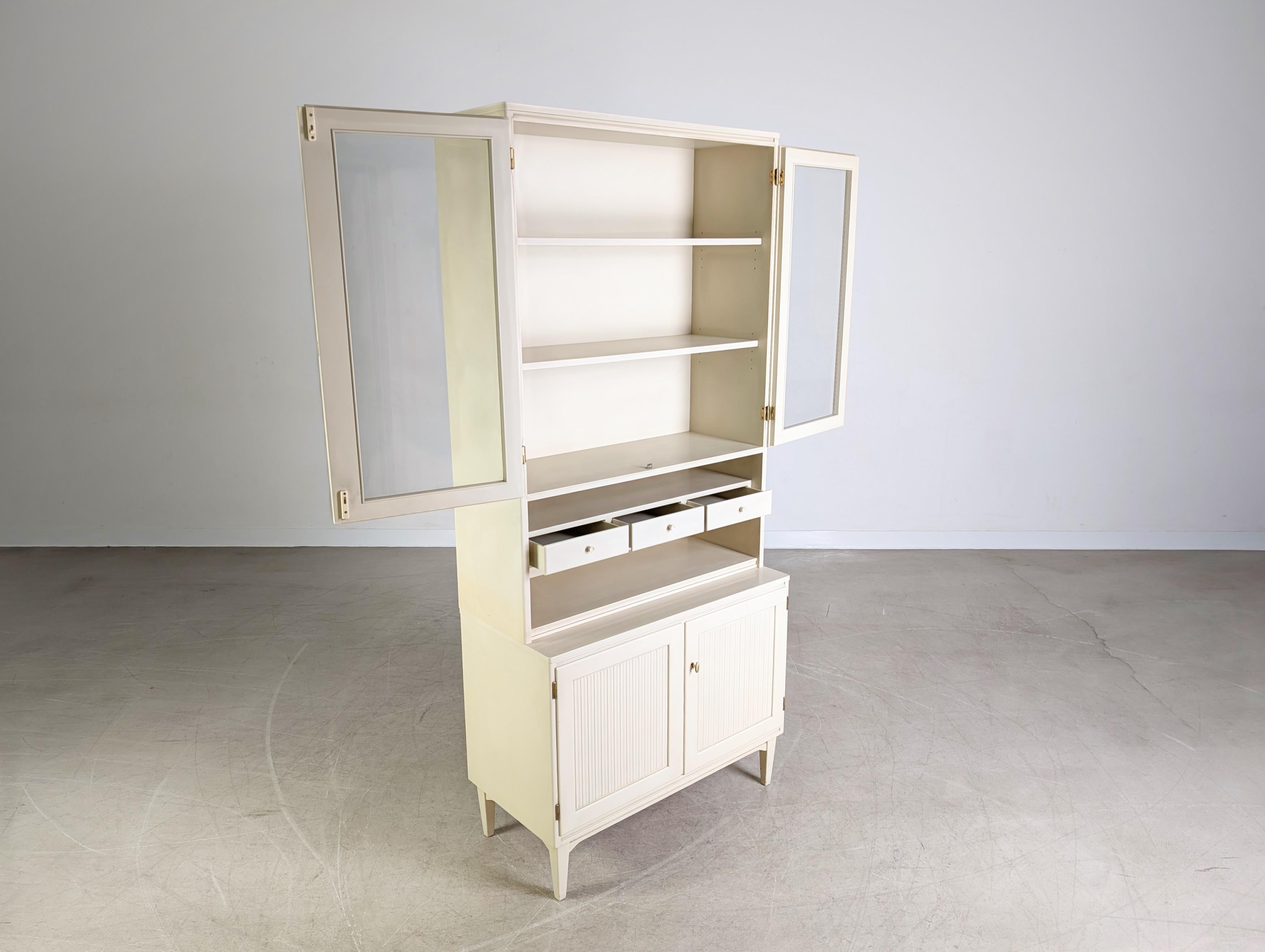 Metà XX secolo Vitrine vintage Svante Skogh Regal Schrank shabby Landhaus in vendita