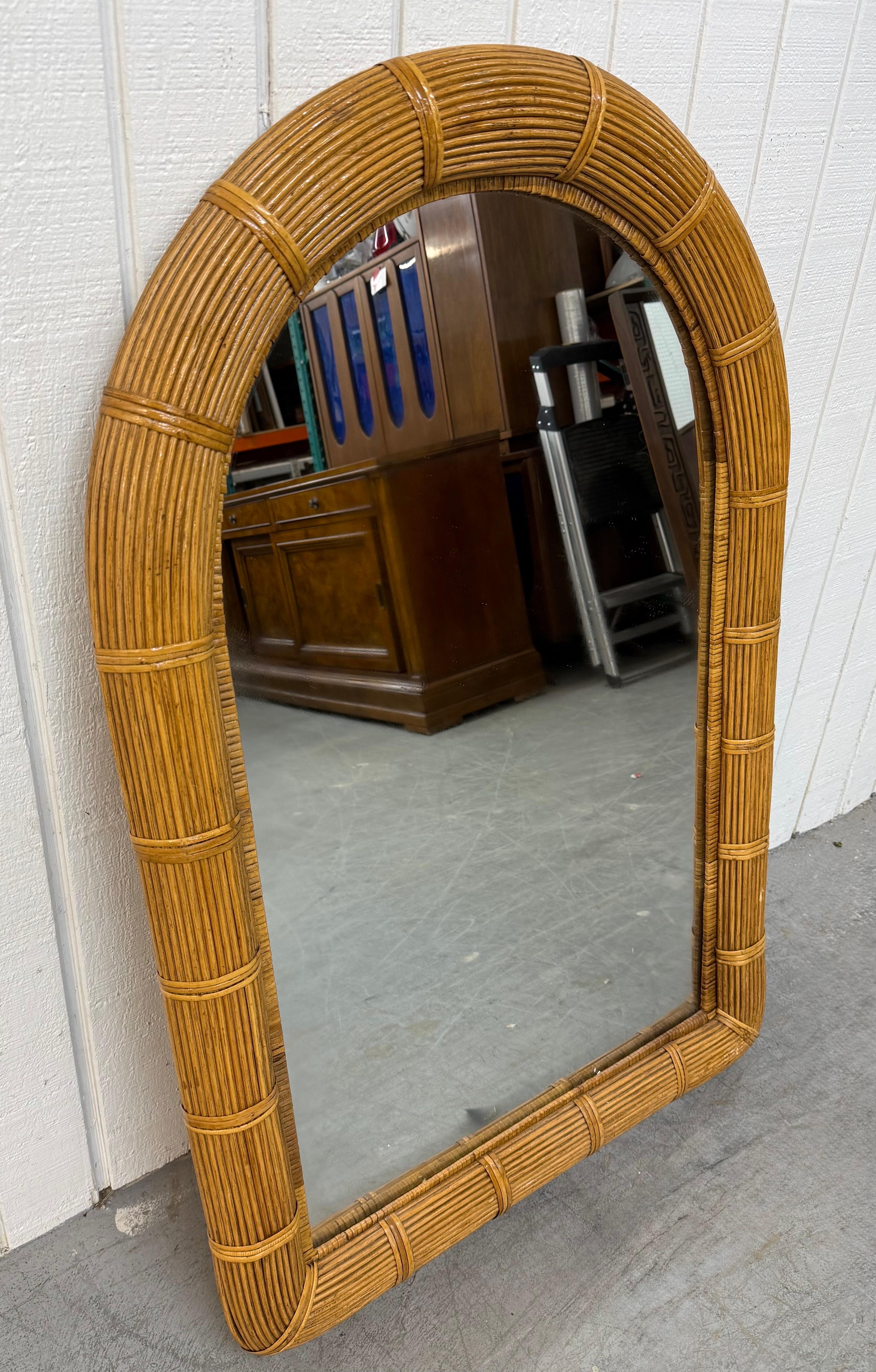 Questo annuncio si riferisce a uno specchio da parete ad arco in rattan vintage Vivai del Sud. Il design è ad arco, la struttura in rattan e il filo sul retro per essere appeso. Questa è un'eccezionale combinazione di qualità e design italiano
