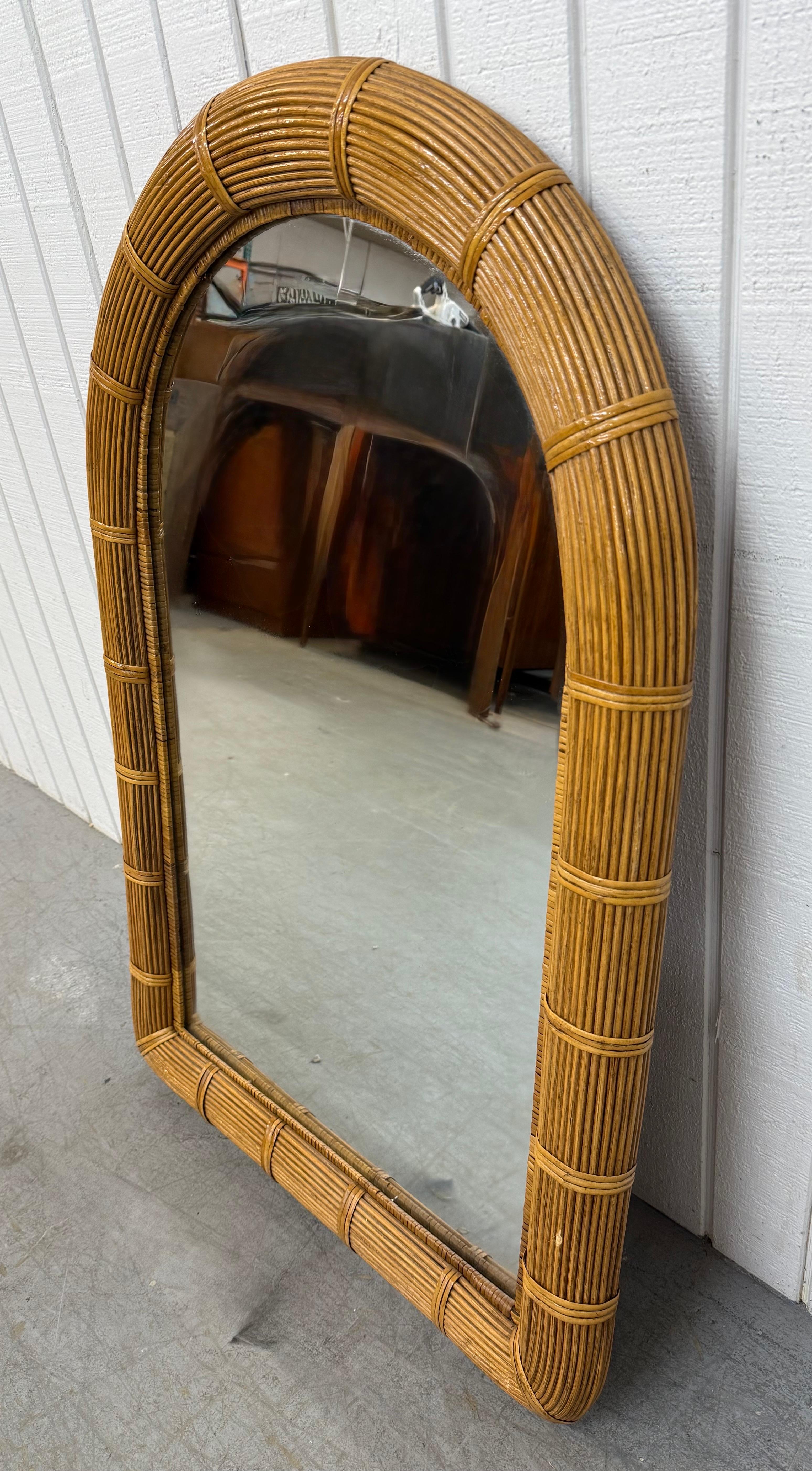Mid-Century moderno Specchio da parete ad arco in rattan vintage Vivai del Sud in vendita