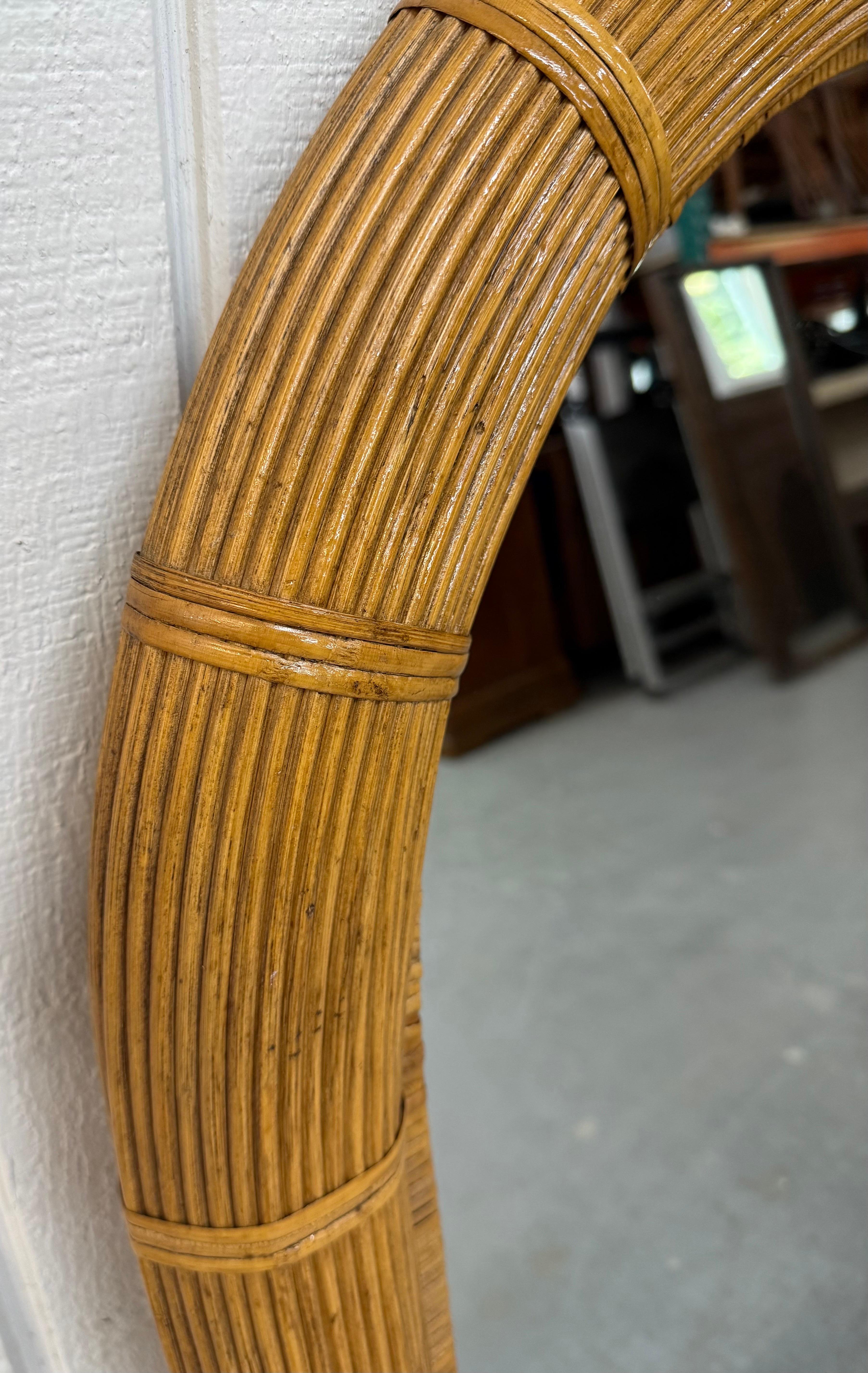 Italiano Specchio da parete ad arco in rattan vintage Vivai del Sud in vendita