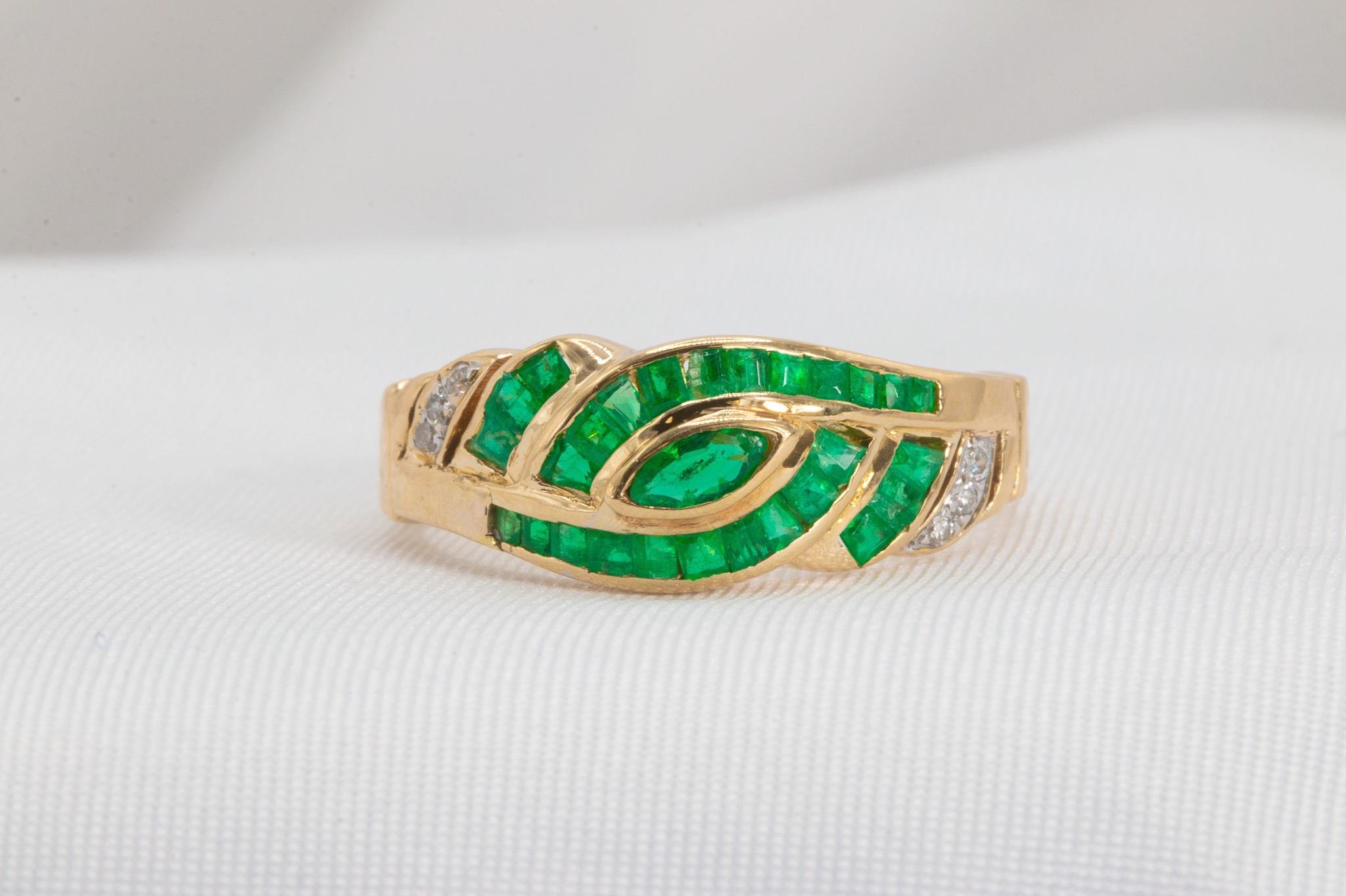 Ce bracelet en or jaune 18 carats fait bouger l'œil avec ses canaux expressifs remplis de pierres précieuses brillantes. Pesant 4,1 grammes, avec environ 1,0 carat d'émeraudes marquises et baguettes naturelles et 0,03 carat de diamants ronds taille