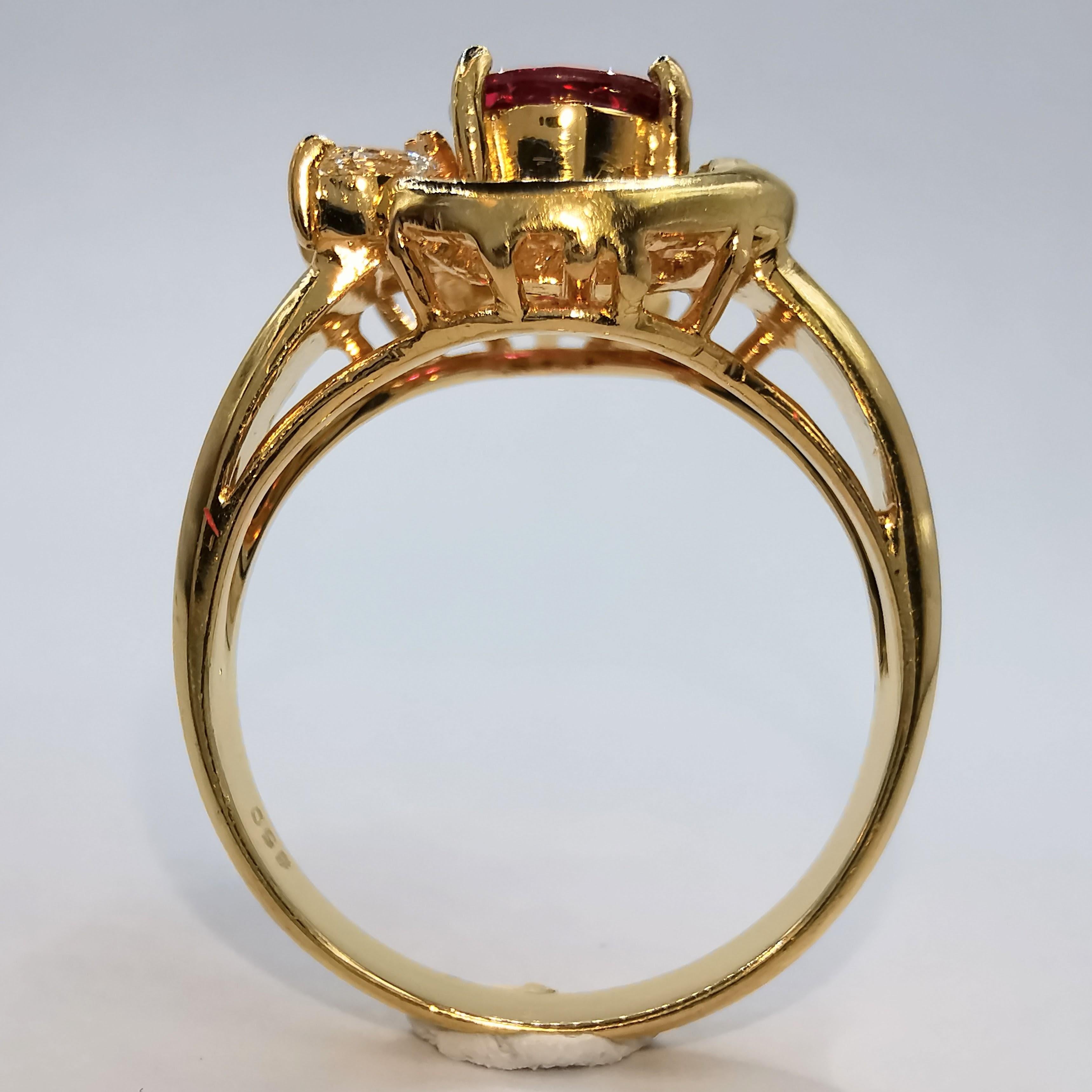 Bague vintage en or jaune 20K avec rubis ovale et diamant de taille mixte Vivid Diamonds en vente 3