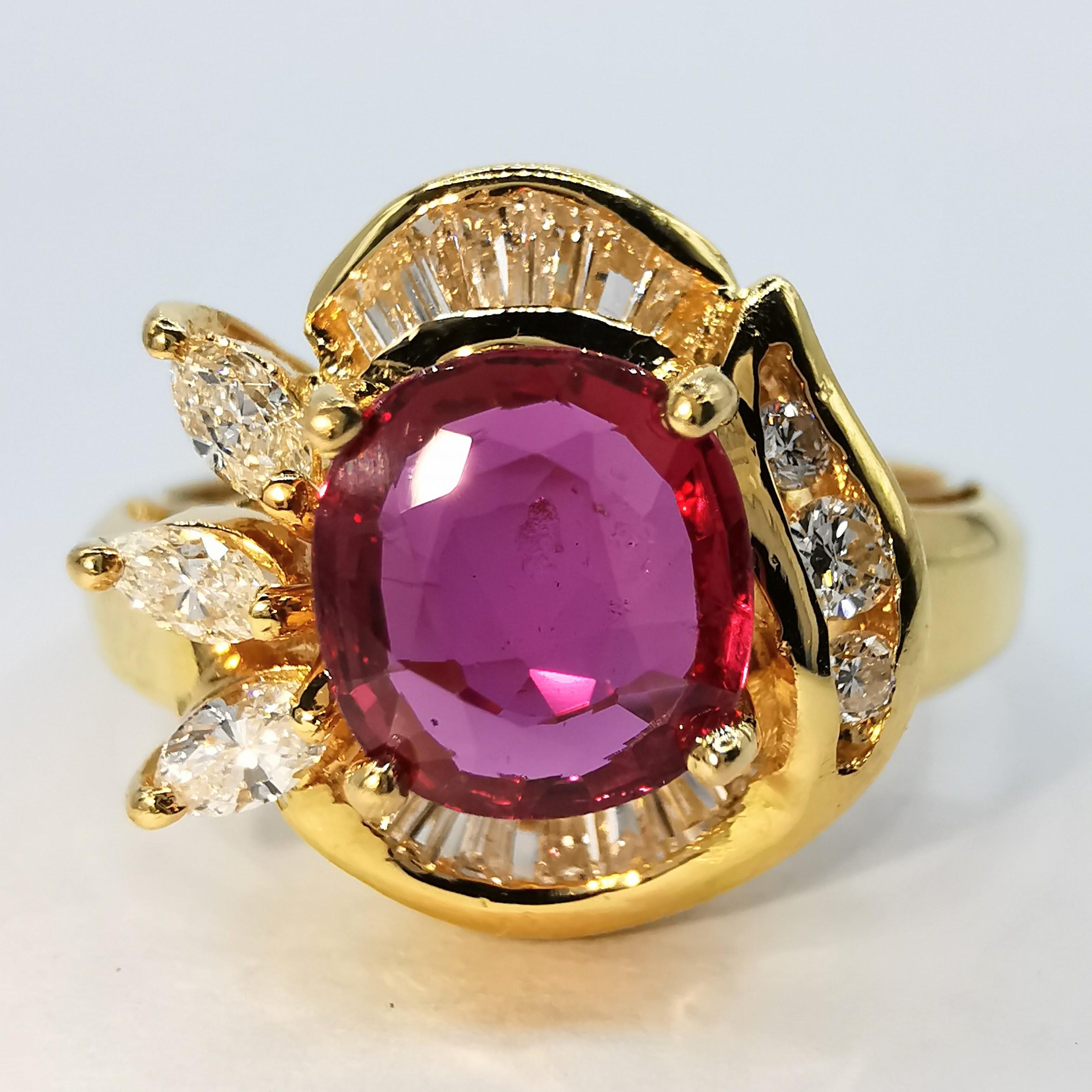 Nous vous présentons notre bague Vintage Vivid Red Oval Cut Ruby & Mixed Cut Diamond en or jaune 20K, une pièce vraiment exquise qui capture l'allure du glamour vintage. Cette magnifique bague présente un rubis rouge vif de taille ovale d'environ