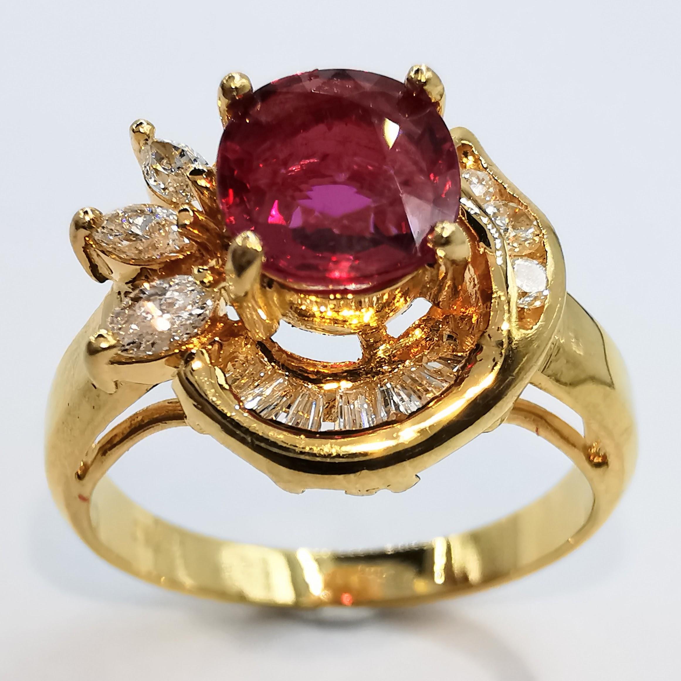 Contemporain Bague vintage en or jaune 20K avec rubis ovale et diamant de taille mixte Vivid Diamonds en vente