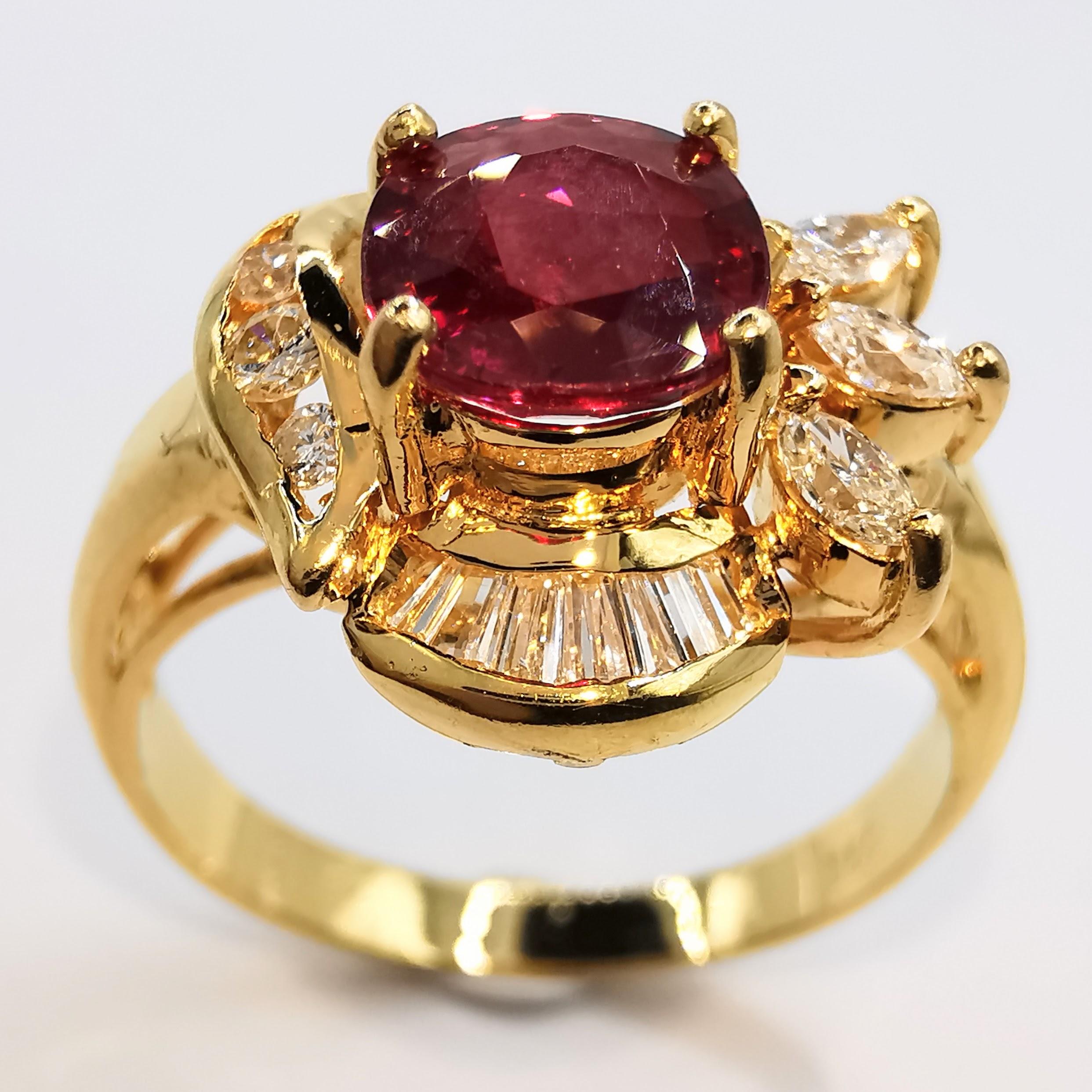 Taille ovale Bague vintage en or jaune 20K avec rubis ovale et diamant de taille mixte Vivid Diamonds en vente