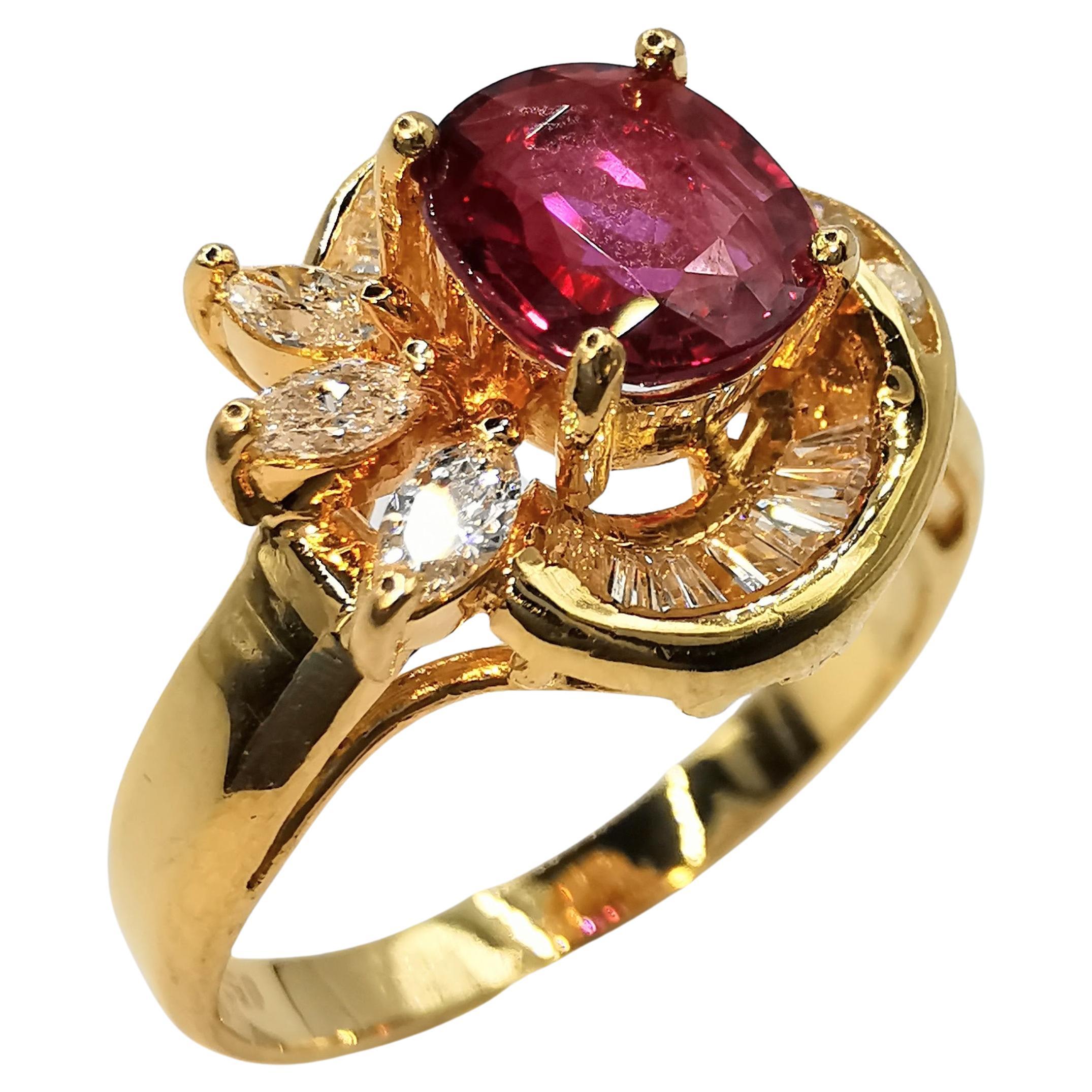 Anillo vintage de rubí rojo vivo de talla oval y diamantes de talla mixta en oro amarillo de 20 quilates