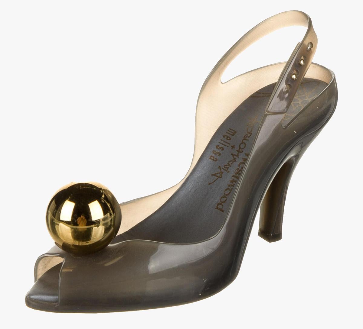 ANGLOMANIA by VIVIENNE WESTWOOD vintage di Vivienne Westwood con tacco a spillo in gomma

Anno -  1993

Le décolleté vintage Vivienne Westwood in gomma grigia della collezione Anglomania sono realizzate in collaborazione con il marchio di scarpe