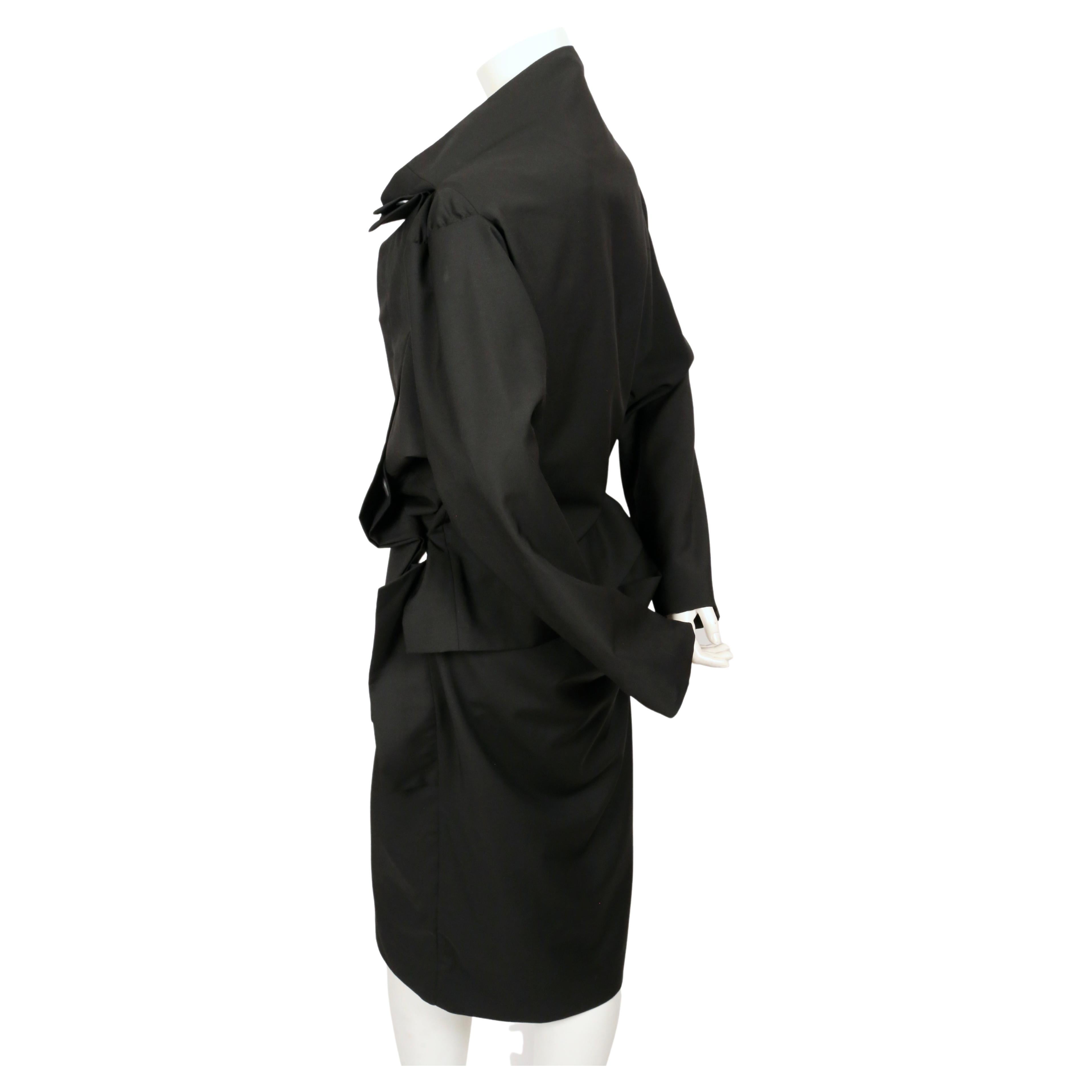 Ungewöhnliches, drapiertes Set aus Jacke und Rock, entworfen von Vivienne Westwood aus den späten 2000er Jahren. Die Jacke ist eine UK 12 und der Rock ist eine UK 10. Ungefähre Maße für die Jacke: Brustumfang 34-37