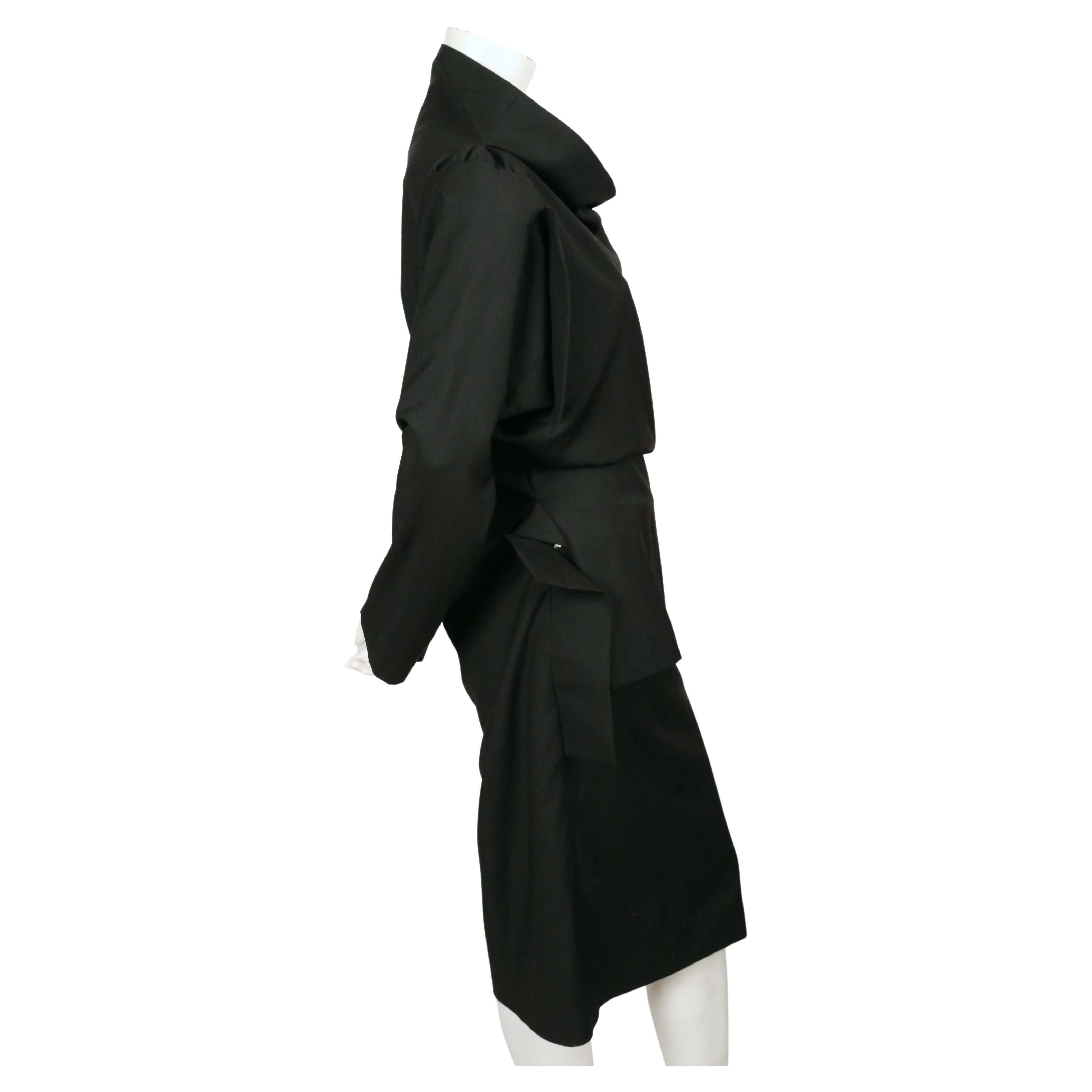 vintage VIVIENNE WESTWOOD schwarzes drapiertes Oberteil und Rock Anzug im Zustand „Hervorragend“ im Angebot in San Fransisco, CA
