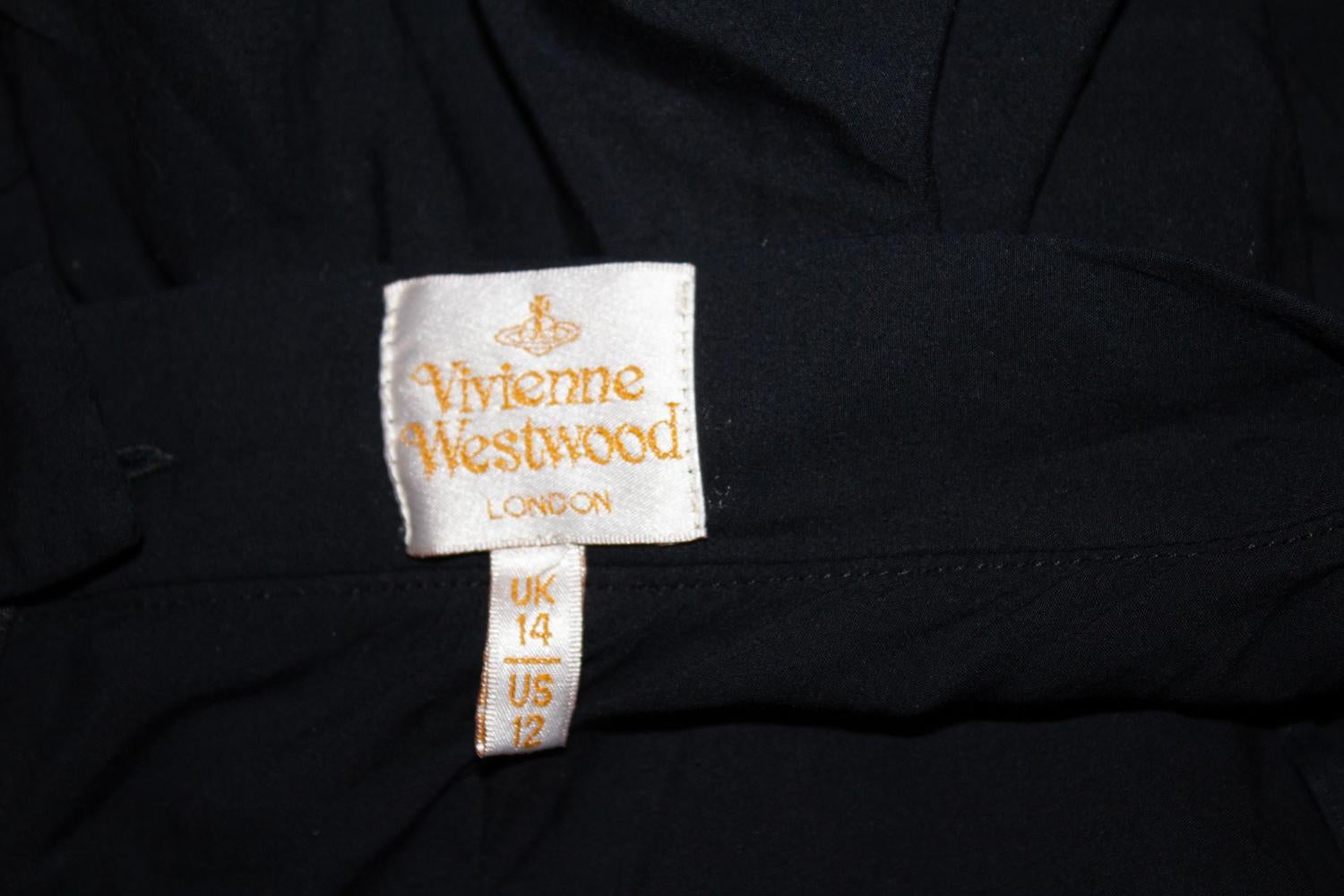 Una fantastica gonna vintage di Vivienne Westwood. 
La gonna è in un tessuto leggero, ideale per l'estate, e presenta un'arricciatura sul corpo che può essere sciolta. 
Ha un'apertura posteriore con zip e bottoni ed è sfoderato.
Prodotto in Italia.