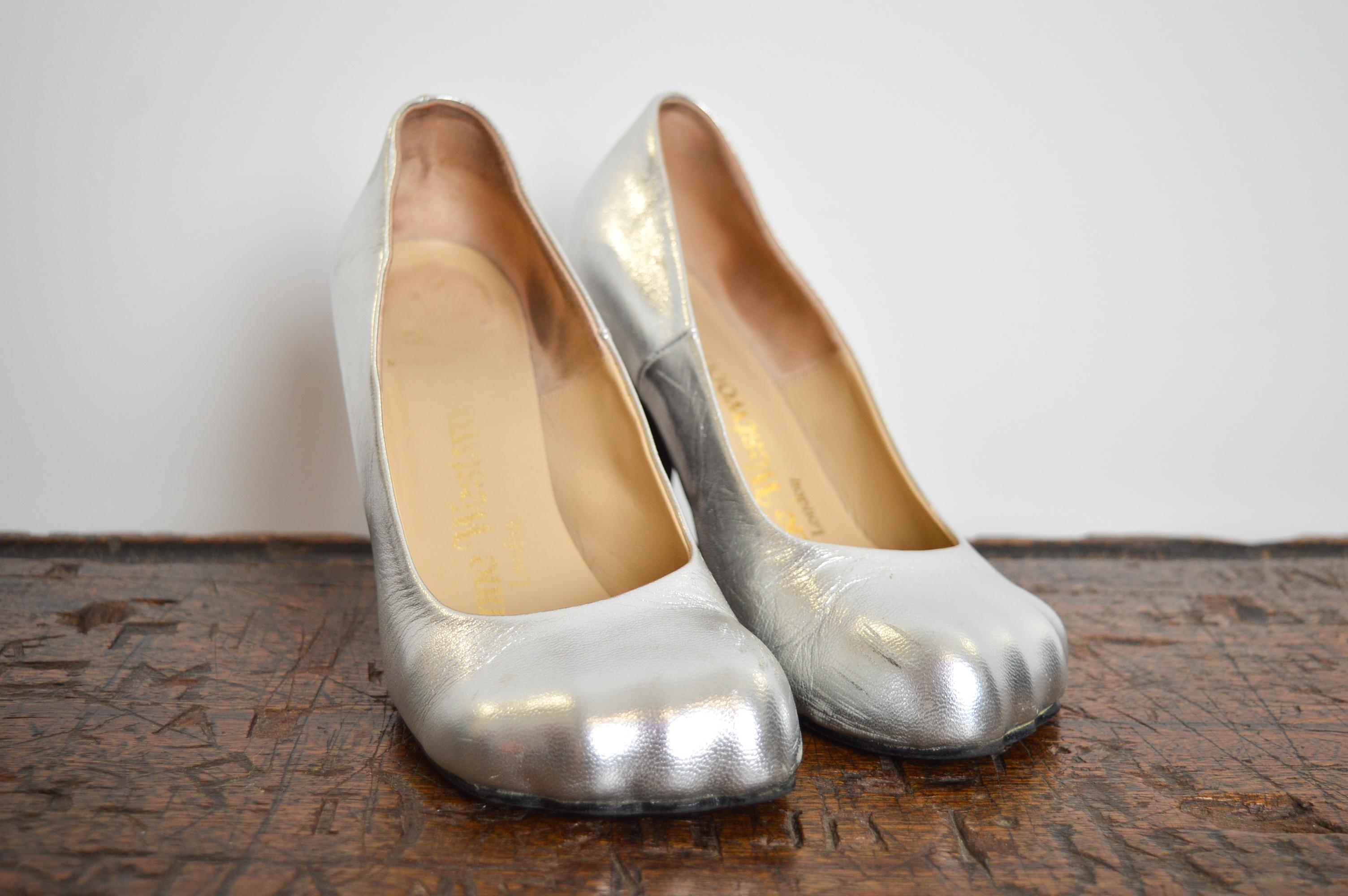 Unique and Iconic, Vintage Vivienne Westwood Silver Animal toe high heels !

Features:
Leather lined interior
MADE IN ENGLAND
Original Soles
Iconic Design in Rare Colourway
U.K. Size 4 / EU Size 36
Heel height : 9.5cm 

Condition ; 8/10 overall