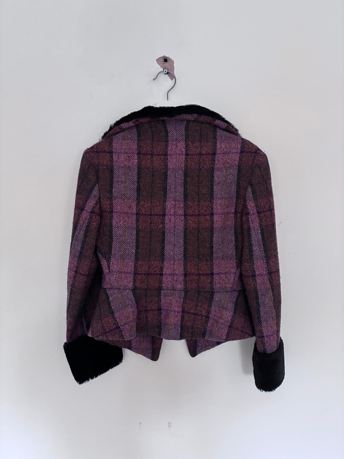 Traje vintage de falda y chaqueta de tartán de la marca RED LABEL by VIVIENNE WESTWOOD. Tonos óxido, rosa, verde musgo con diseño a cuadros negros. La chaqueta tiene un solo pecho y un pequeño cuello de piel sintética. La piel sintética a juego