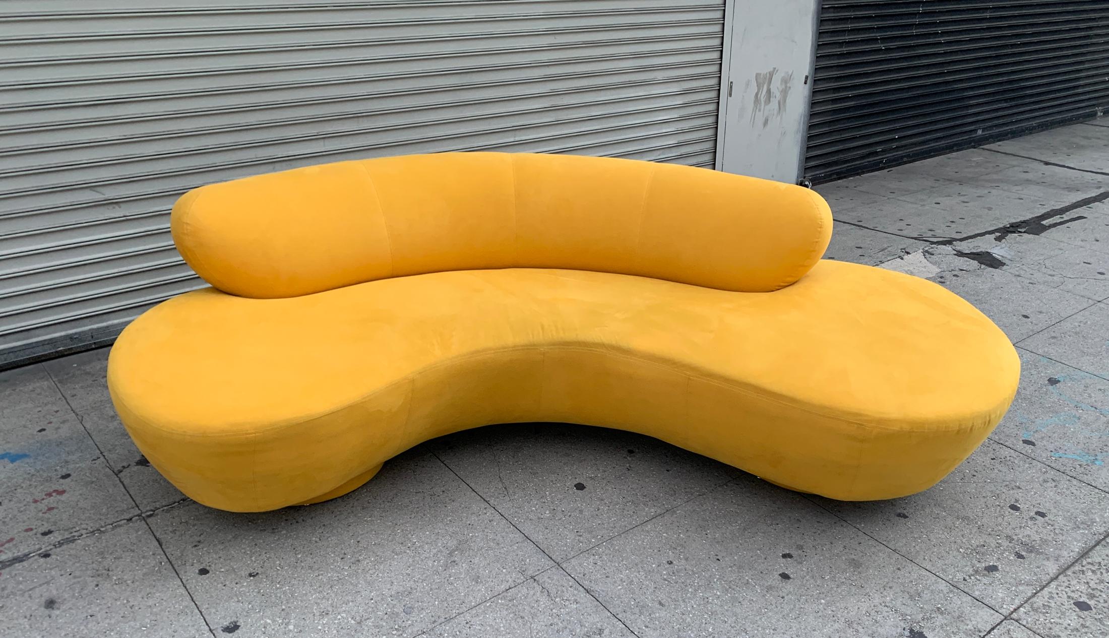 Beautiful Vladimir Kagan serpentine sofa designed in the 1970s and manufactured by Directional.
The sofa retains the original label, the sofa is upholstered in a bright yellow microfiber material, the upholstery is original and is good condition