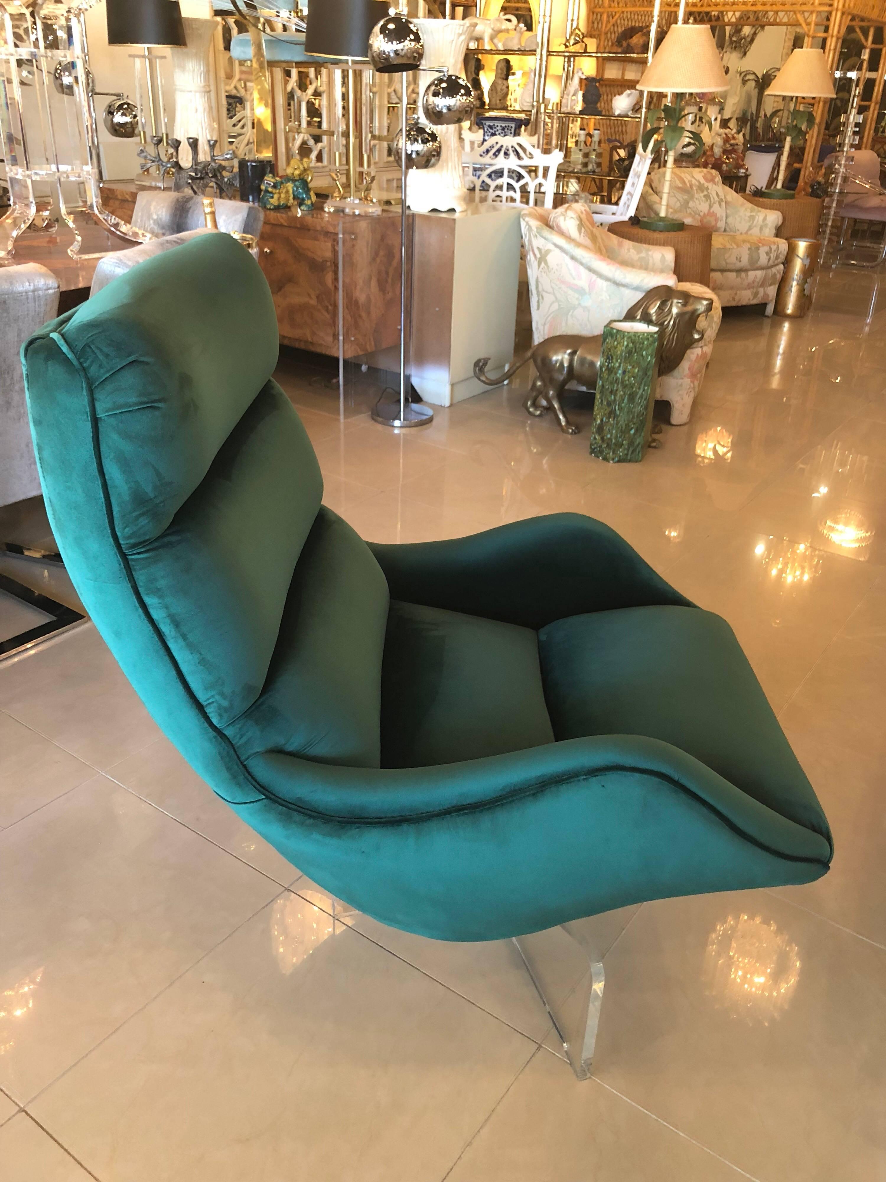 Vintage Vladimir Kagan Lucite cross base swivel lounge chair. Newly upholstered in a green velvet. Lucite base has been polished. Beautiful chair!
Measures: Overall depth 32