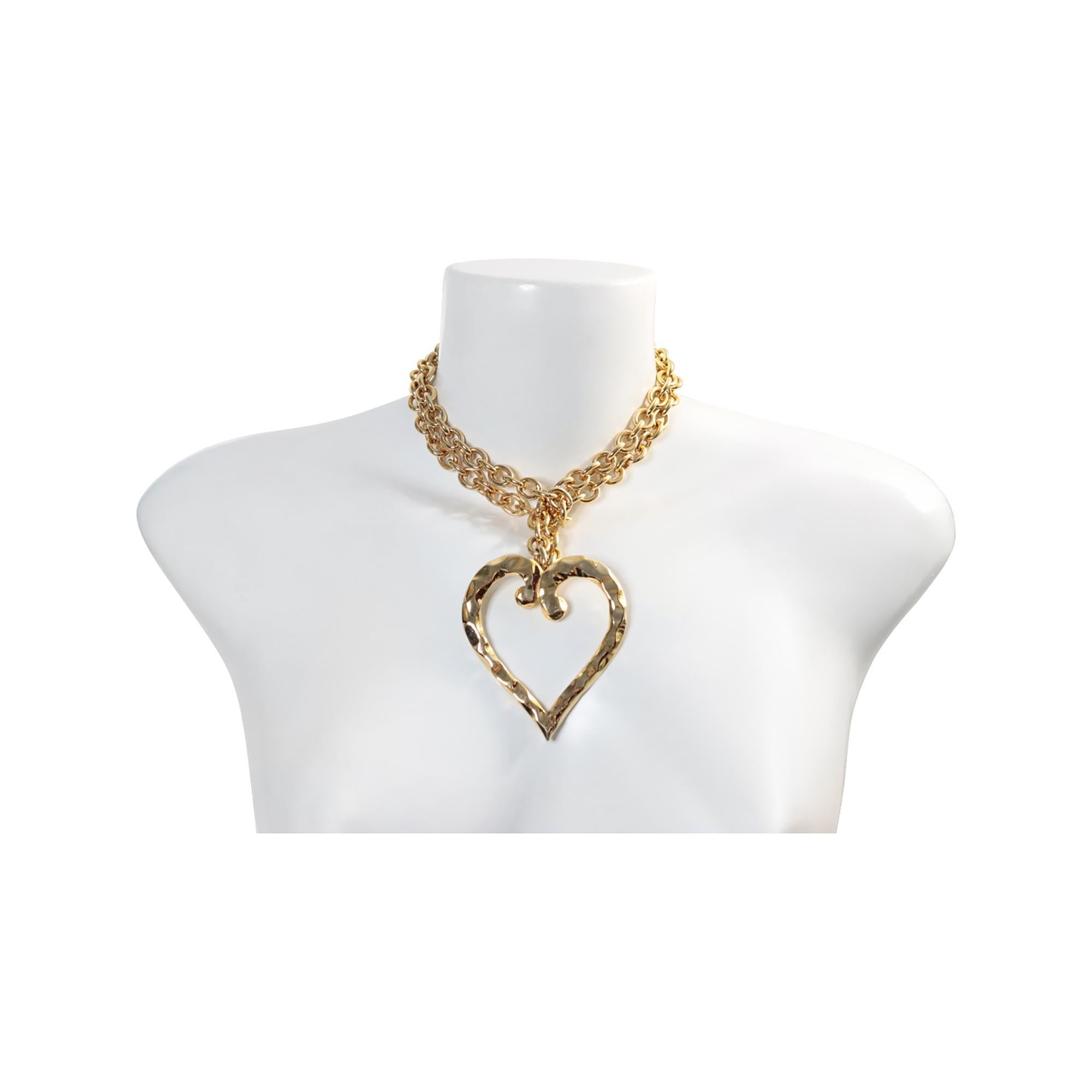 Vintage By Gold Tone Link Necklace With Large Heart, Circa 1980s.  Ce collier polyvalent, comme le montrent les photos, peut être porté de différentes manières.  Il peut être porté long, autour, ou doublé autour de la nuque et porté comme un
