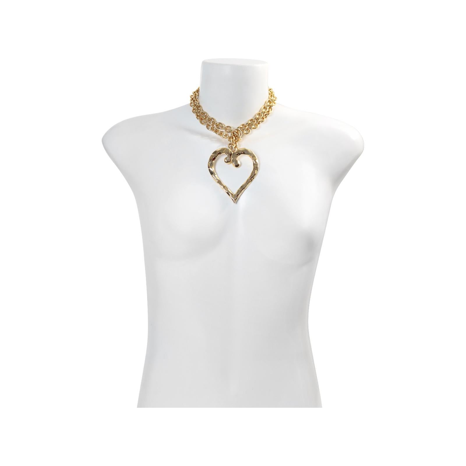 Vintage Vo Gold Tone Link Necklace With Large Heart Circa 1980s In Good Condition For Sale In New York, NY