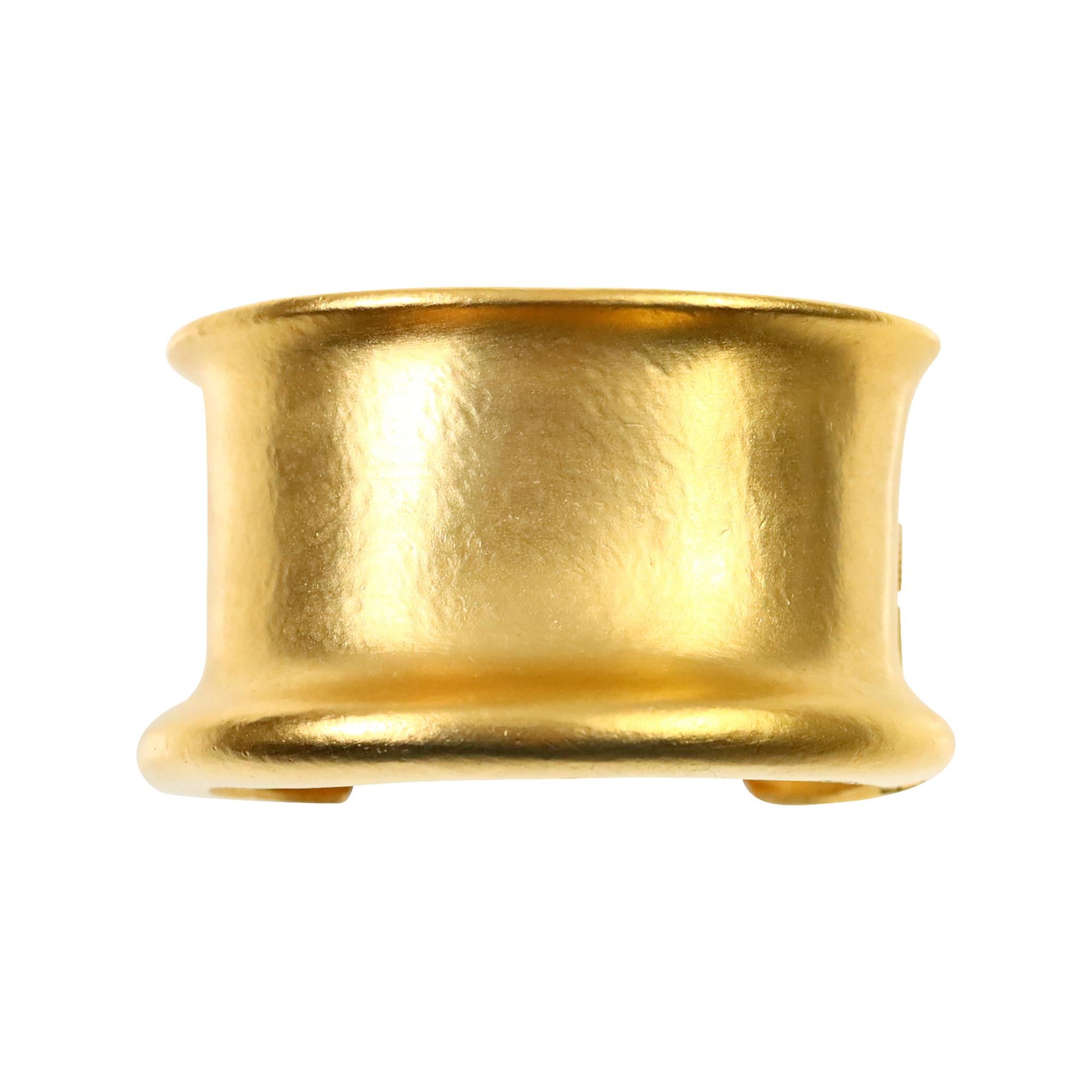 Puño Vintage Vo Tono Oro Mate, Circa Década de 1980.  Un brazalete como éste nunca pasa de moda.  Hay una bisagra que se abre por un lado para facilitar el acceso de encendido y apagado. La parte inferior presenta un reborde más profundo que la