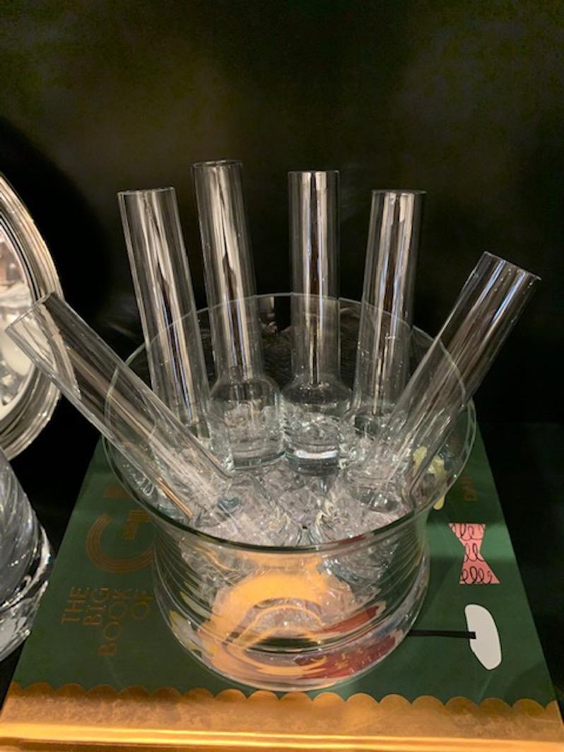 Vintage Wodka Glaskühler mit Eiskübel und 6 Schnapsgläsern im Zustand „Gut“ in Atlanta, GA
