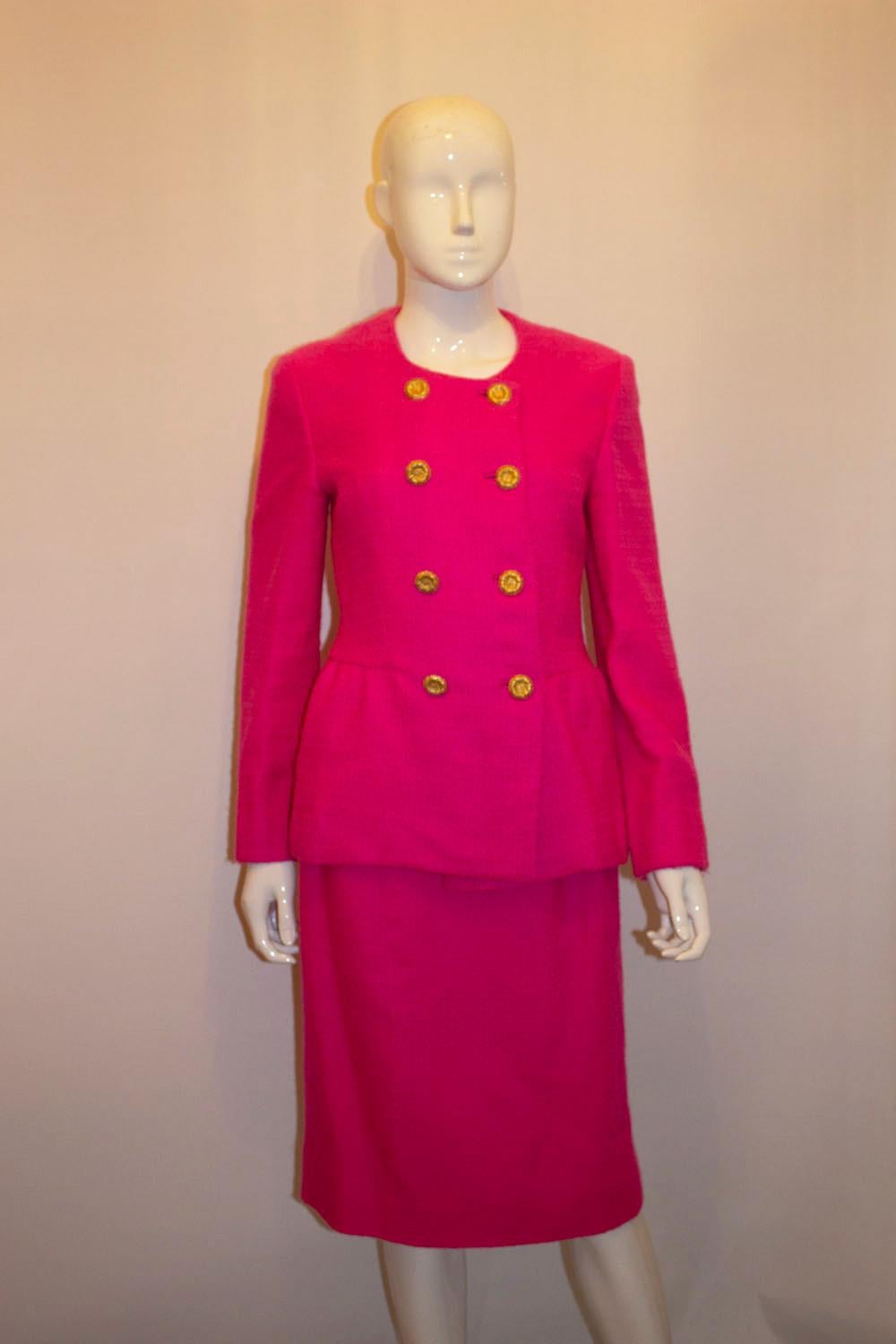 Un maravilloso traje vintage de falda de lana rosa. En un perfecto color rosa Barbie,  la chaqueta tiene una confección maravillosa, con una abertura de cuatro botones y puños de dos botones. 
Medidas:  Chaqueta , busto 35'' , largo 25'' Falda