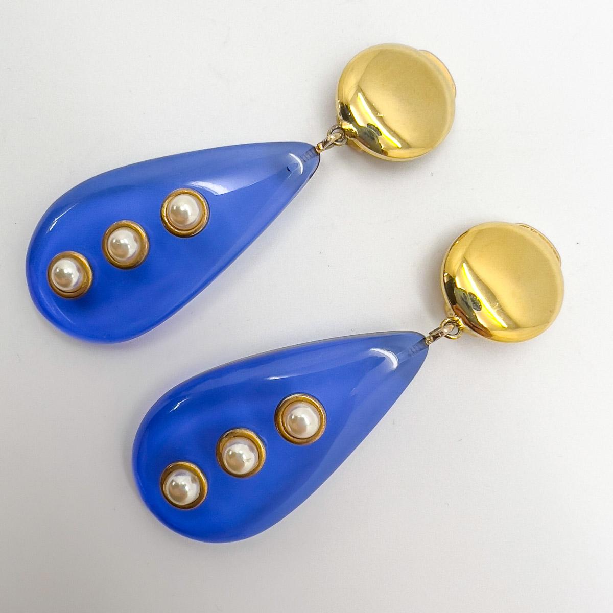 Boucles d'oreilles Vogue Bijoux bleu en goutte d'eau et perles des années 1970 Bon état - En vente à Wilmslow, GB