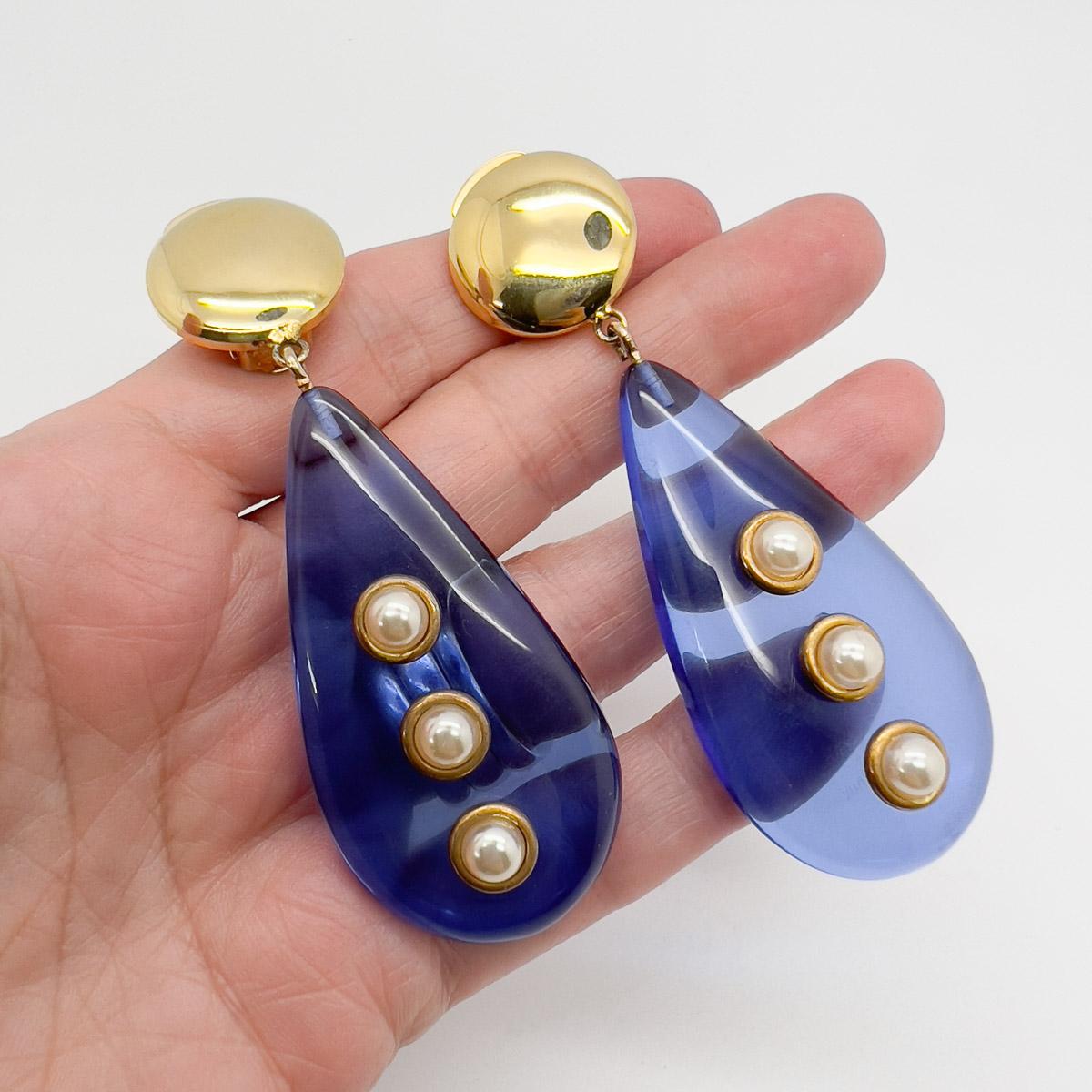 Boucles d'oreilles Vogue Bijoux bleu en goutte d'eau et perles des années 1970 en vente 1
