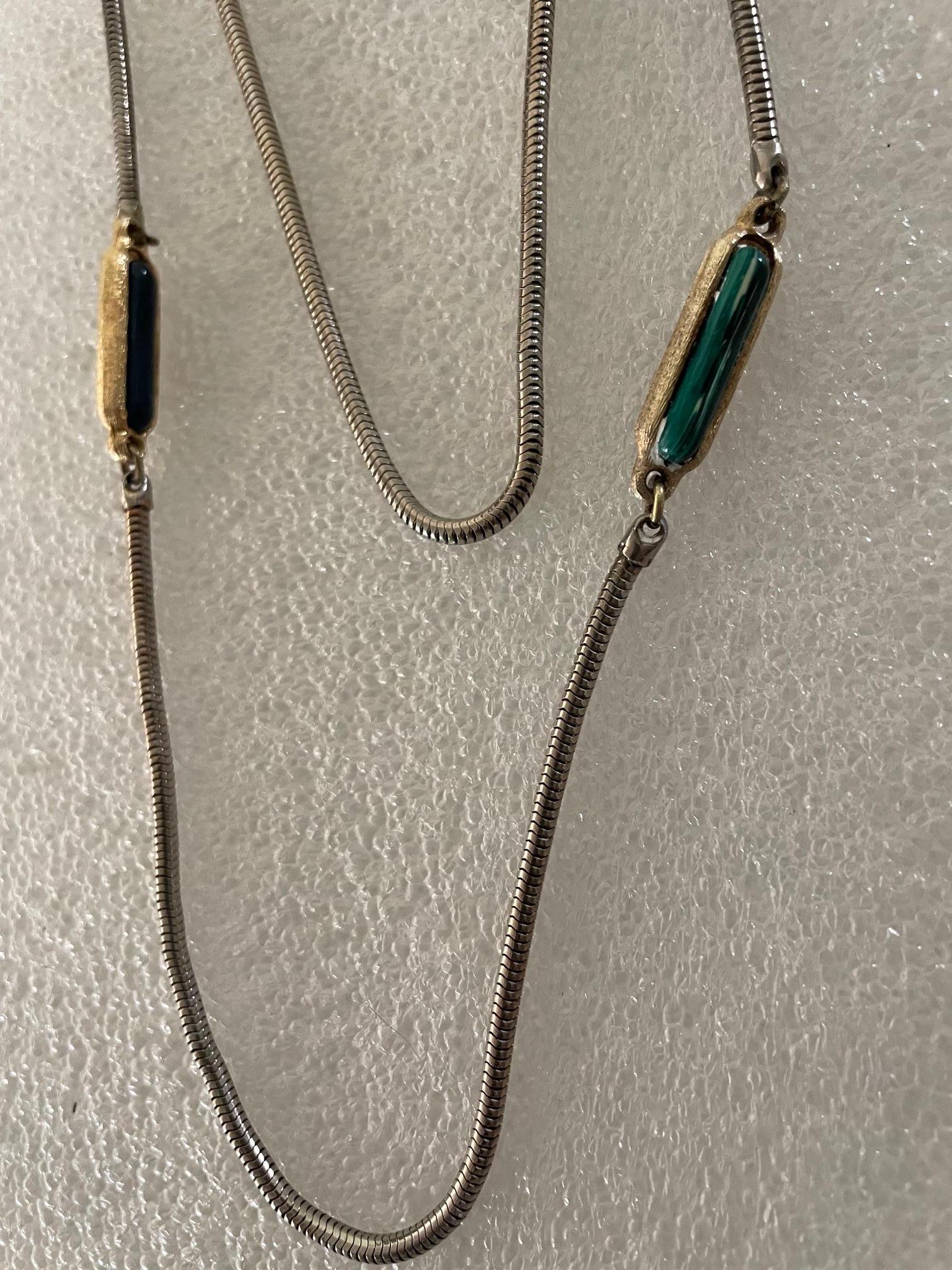 Collier Vintage Vogue Bijoux en métal argenté et pierres semi-précieuses, créé à New York par Park Importing dans les années 1950, très rare sur le marché.