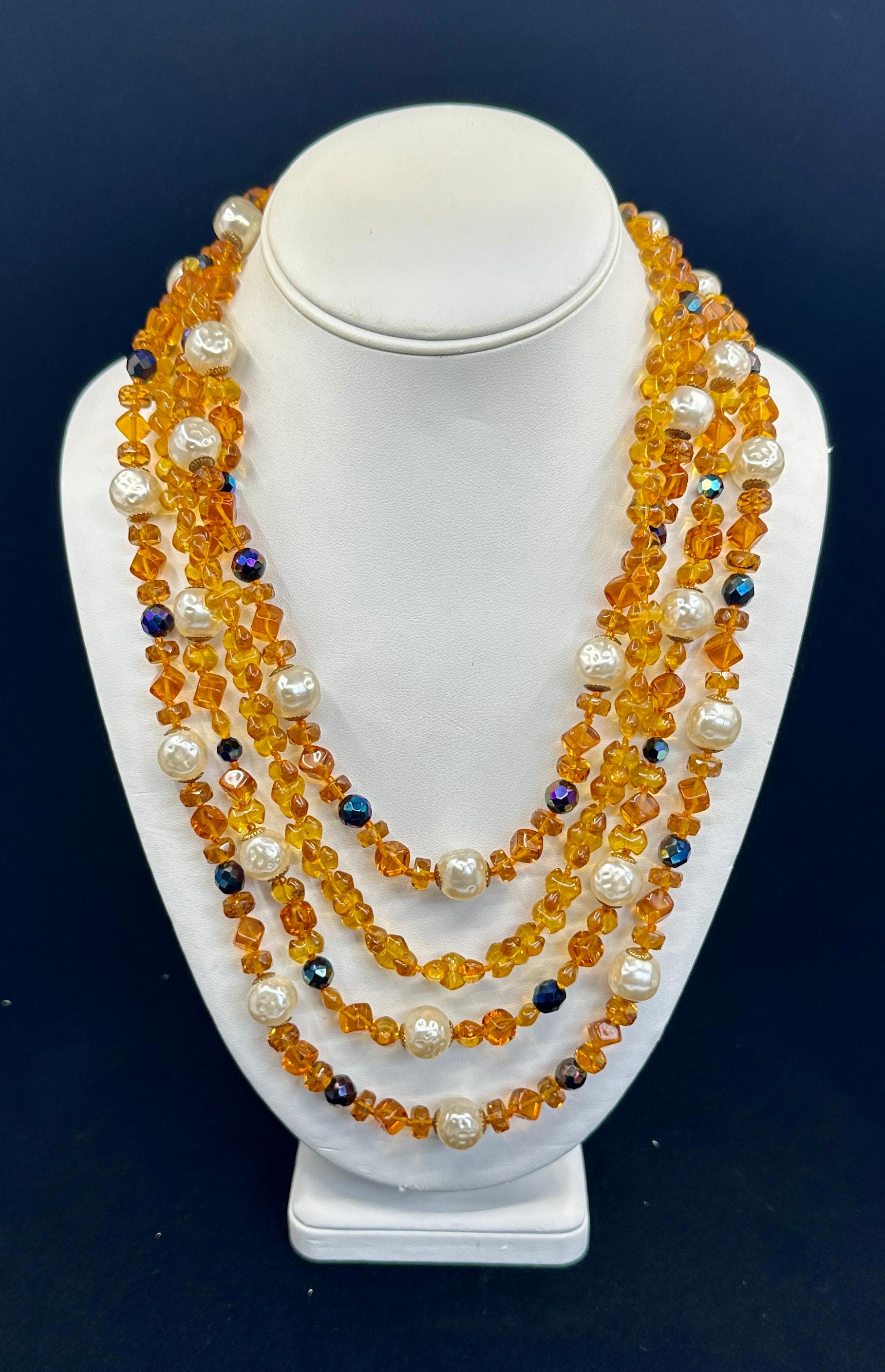 Dies ist eine prächtige Vintage VOGUE Crystal Multi Strand Runway Halskette mit großen dramatischen faux Barock Perlen, Citrin und schwarzem Onyx. 
Vier Reihen von Glasperlen und Perlen enden mit einem besonderen Verschluss. Der Höhepunkt des