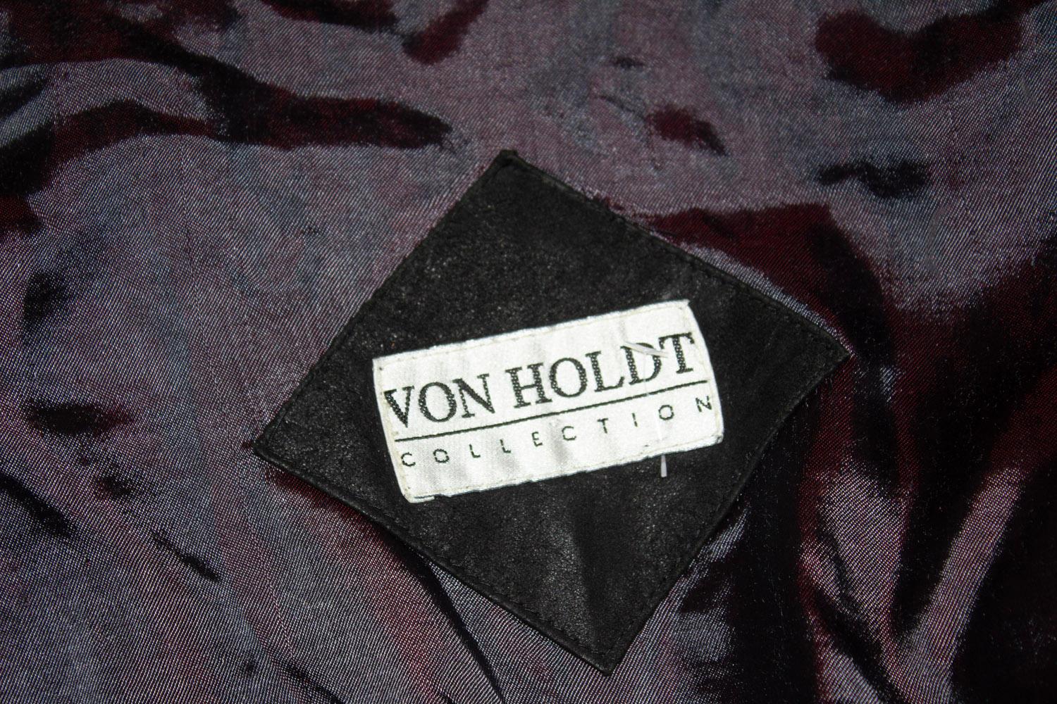 A wonderful oversize jacket /coat by Von Holt. In a great mix of suede and leather and black and brown palette with great design.  It has a button front opening with two pockets at the front. It is fully lined and has an internal zip pocket .
Size D