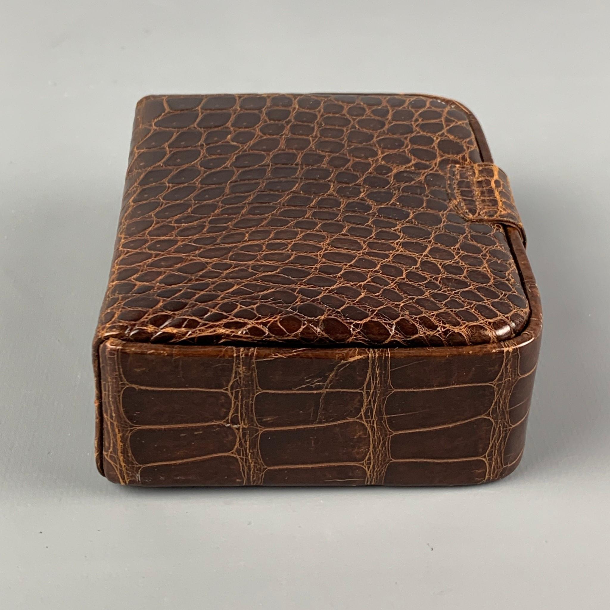 Vintage Vogue of Calif. jewelry case comes in a brown alligator featuring a snap button closure. 

Very Good Pre-Owned Condition.

Measurements:

Length: 4.5 in.
Height: 1.5 in. 