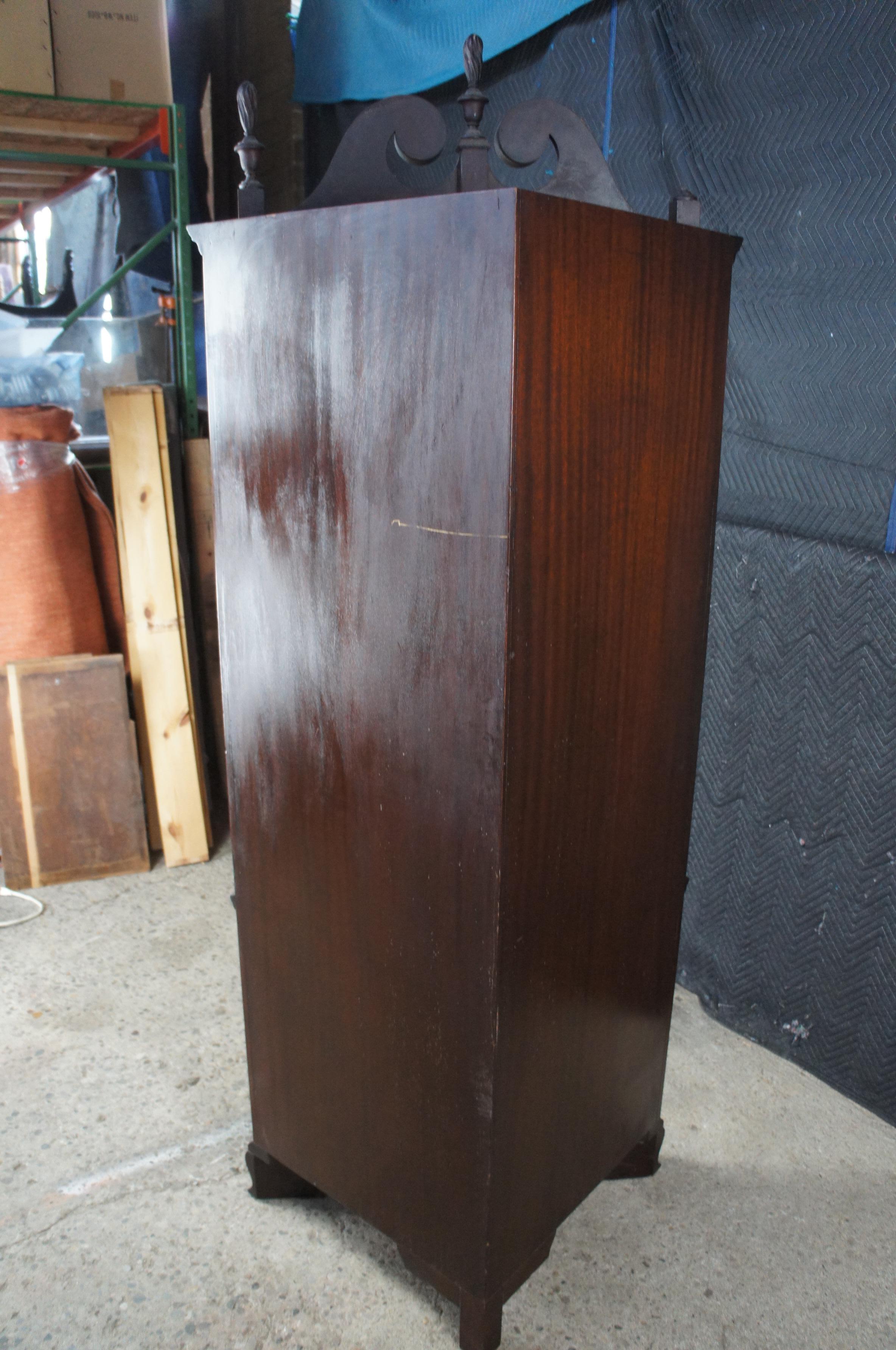 Vintage W. A. Berkey Armadio ad angolo in mogano fiammato stile Chippendale americano in vendita 6