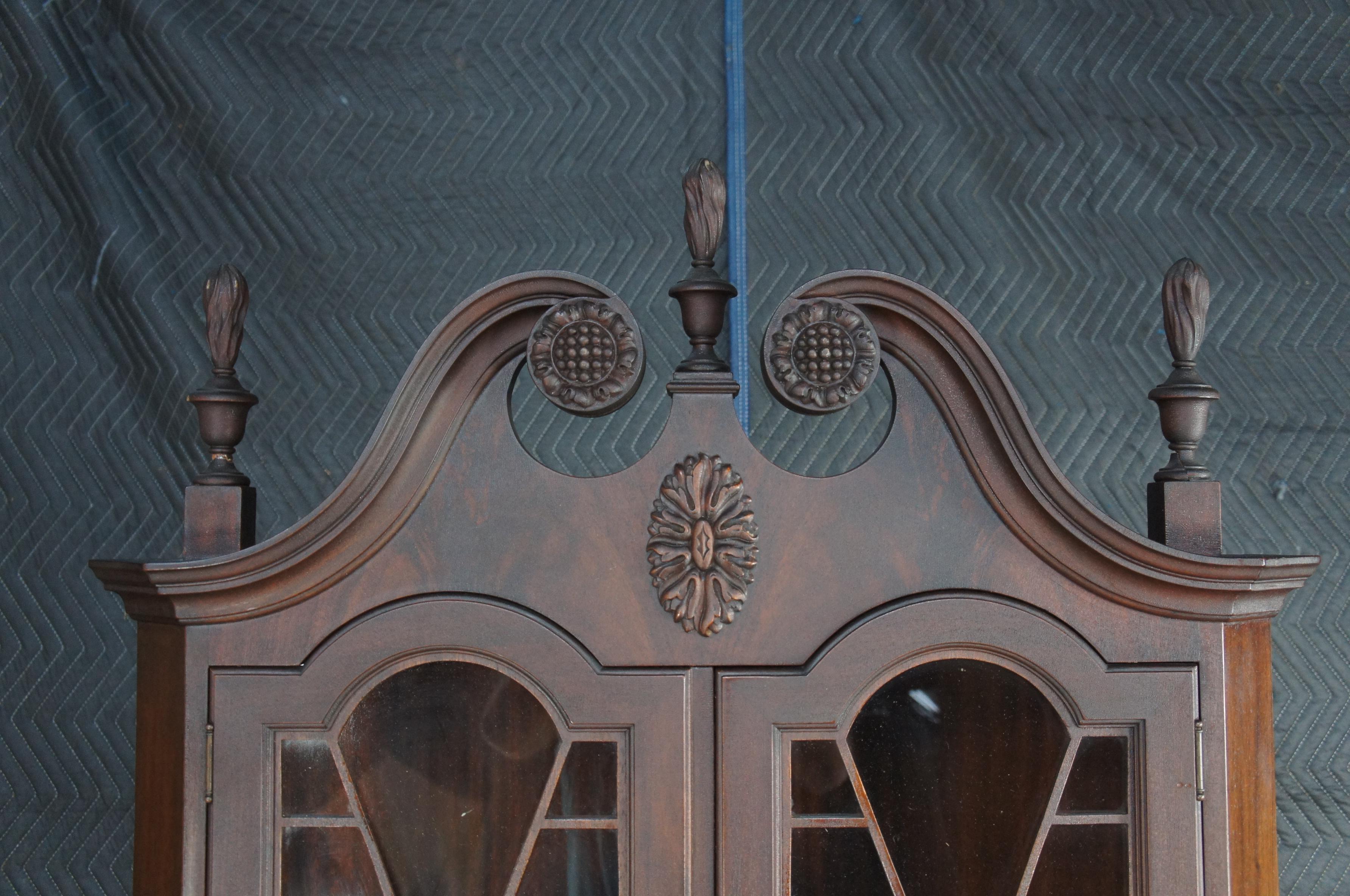 Vintage W. A. Berkey Armadio ad angolo in mogano fiammato stile Chippendale americano In condizioni discrete in vendita a Dayton, OH