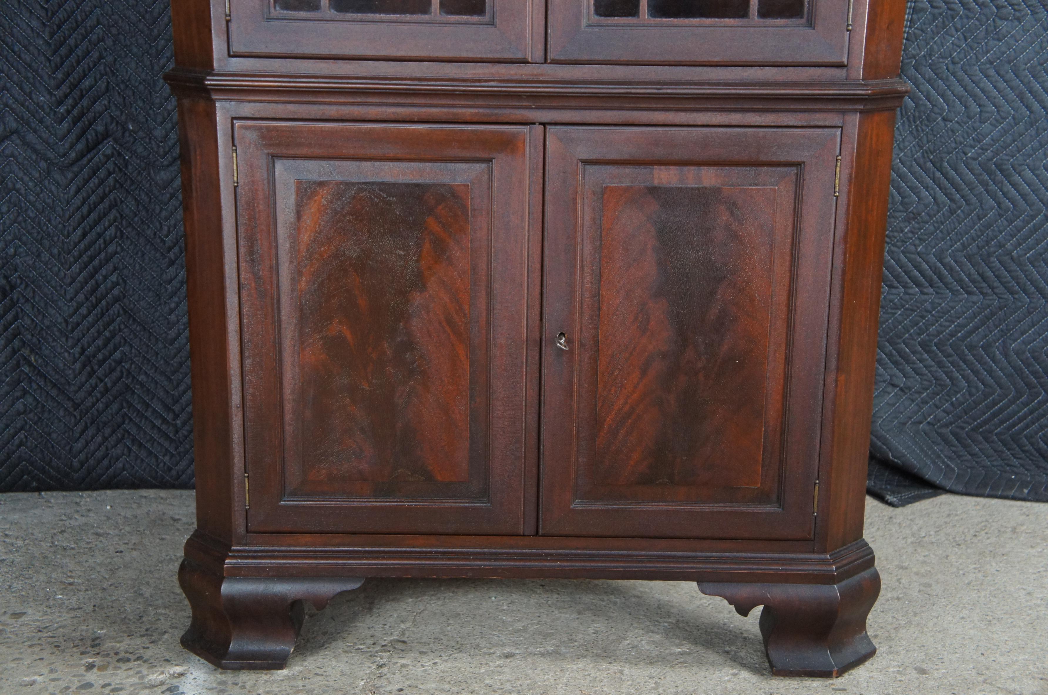 Metà XX secolo Vintage W. A. Berkey Armadio ad angolo in mogano fiammato stile Chippendale americano in vendita