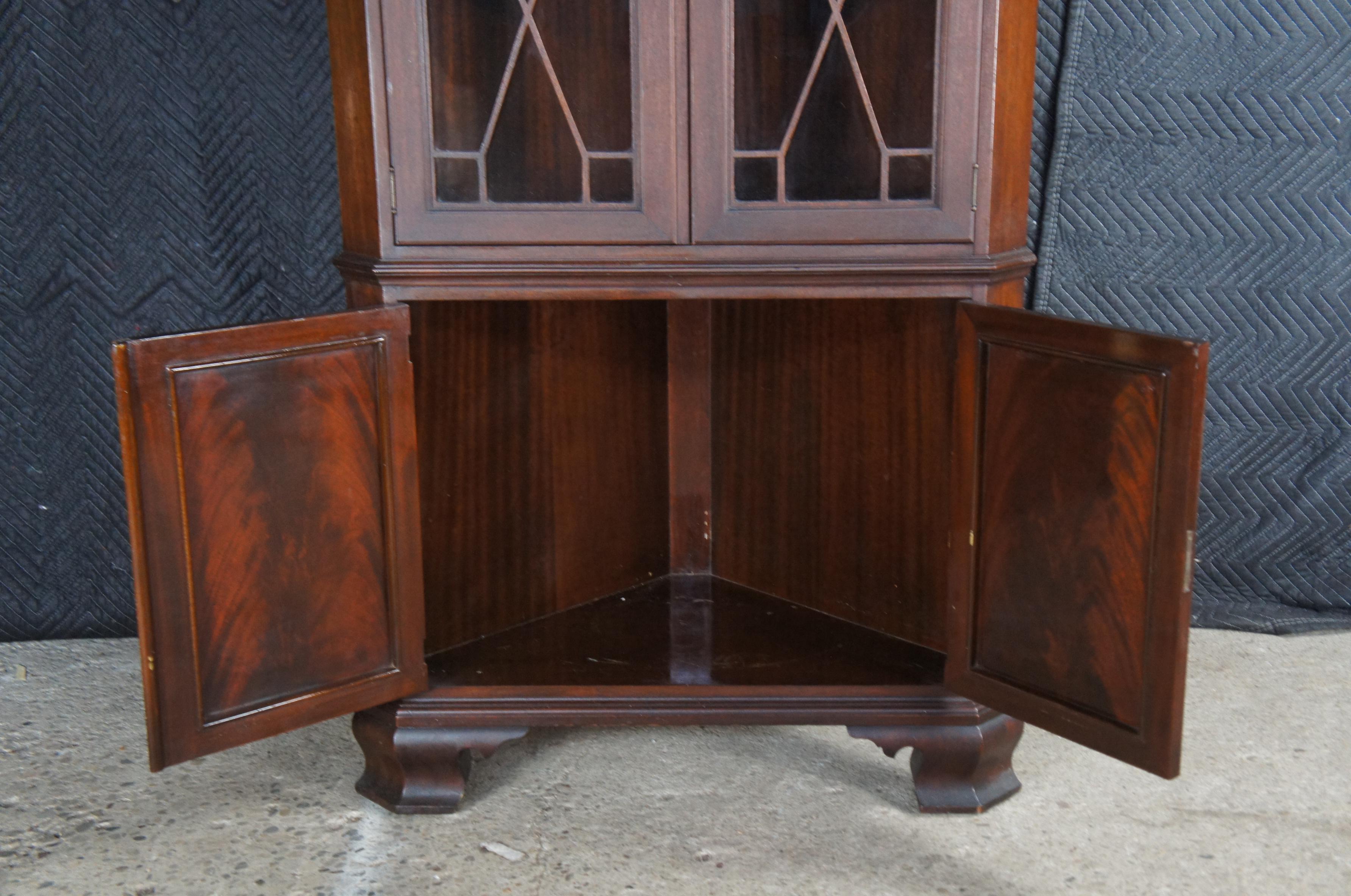 Vintage W. A. Berkey Armadio ad angolo in mogano fiammato stile Chippendale americano in vendita 3