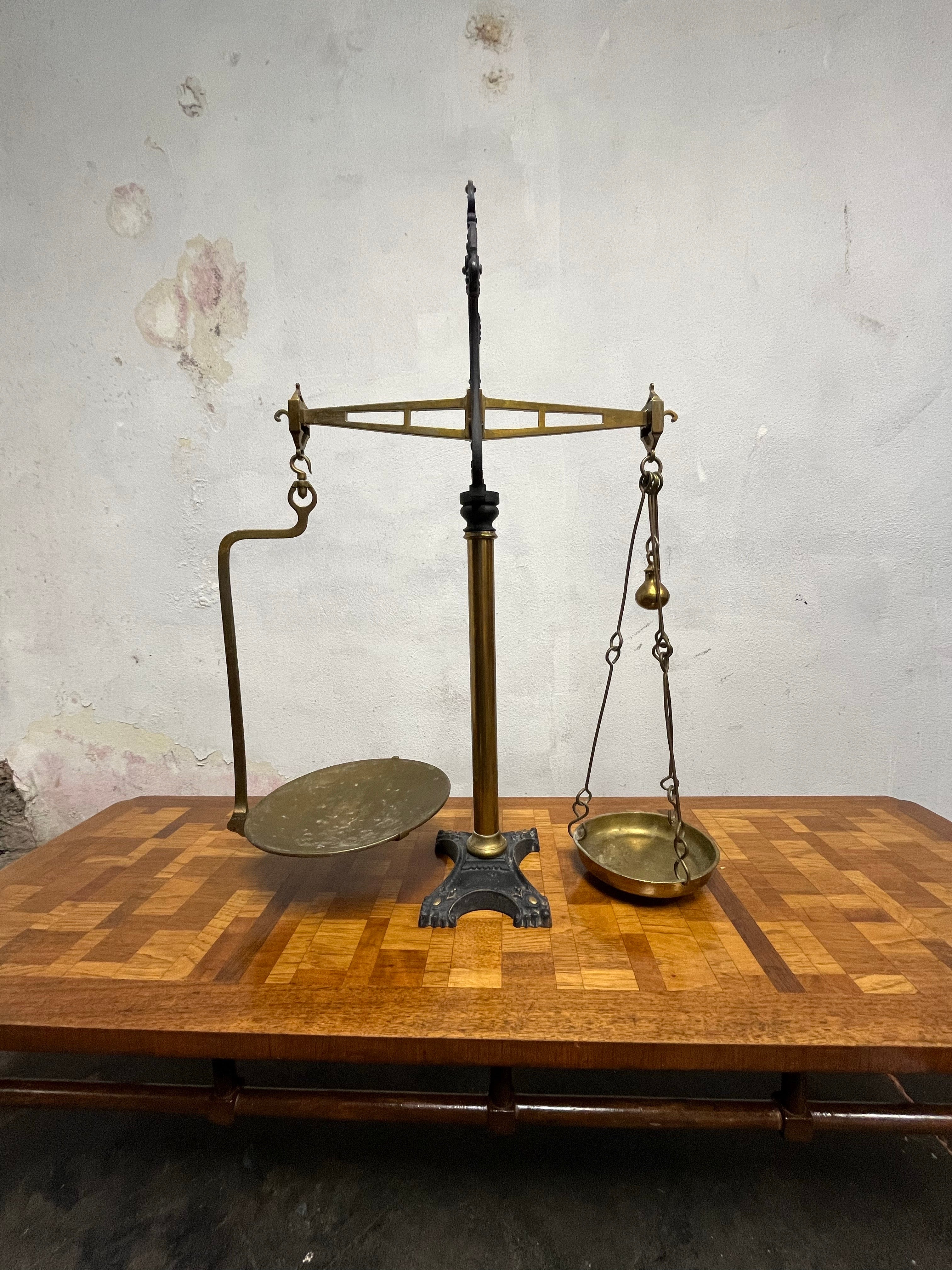 Belle balance à poutrelles en laiton et fonte A.I.C. AT&T. Le plateau et la base en fonte complètent agréablement le laiton patiné. Deux casseroles en laiton avec un assortiment complet de poids. Marques de fabrique et de brevet. 