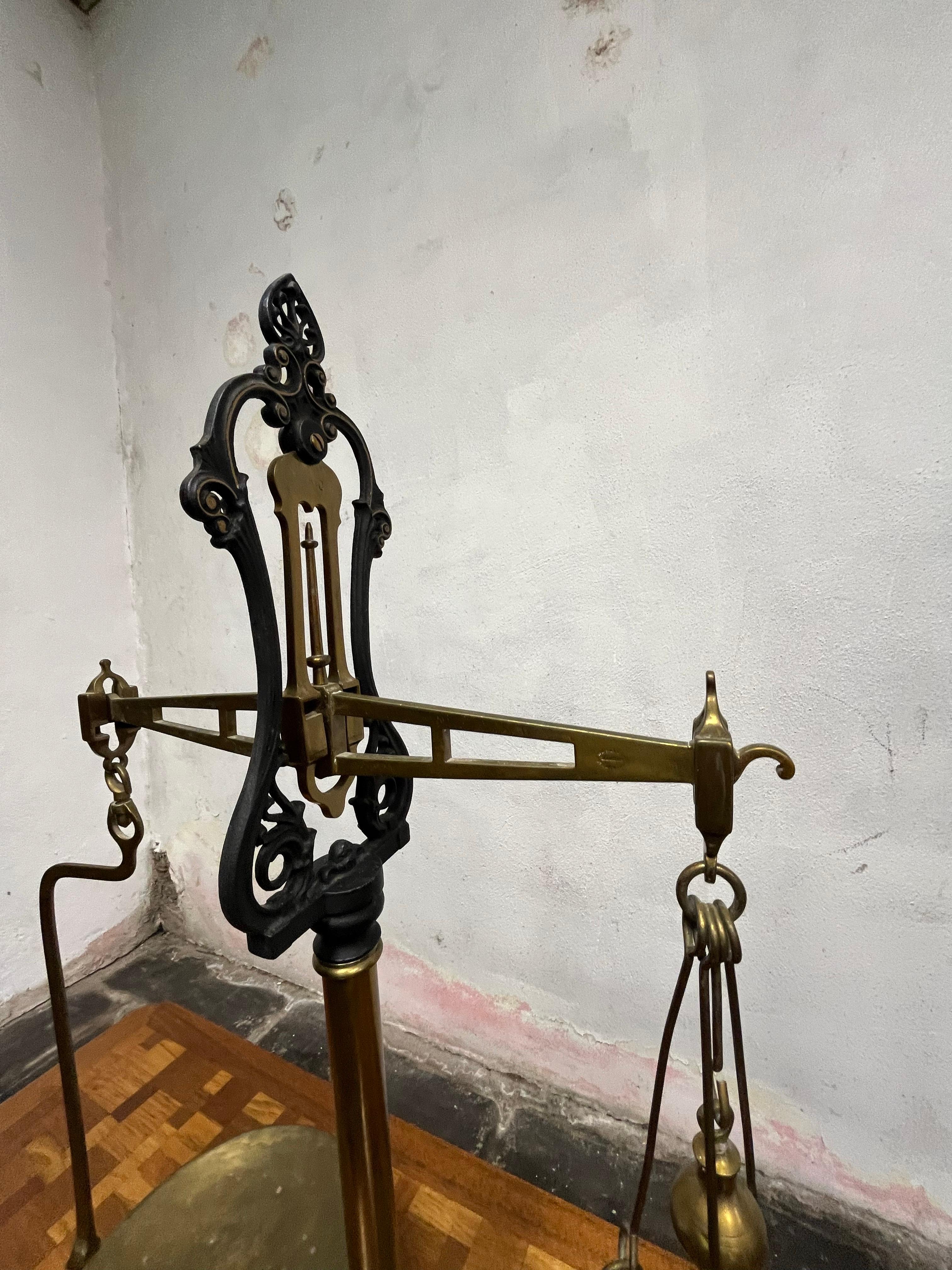 20ième siècle Scale de poutres vintage W.& T. Avery en laiton et fonte en vente