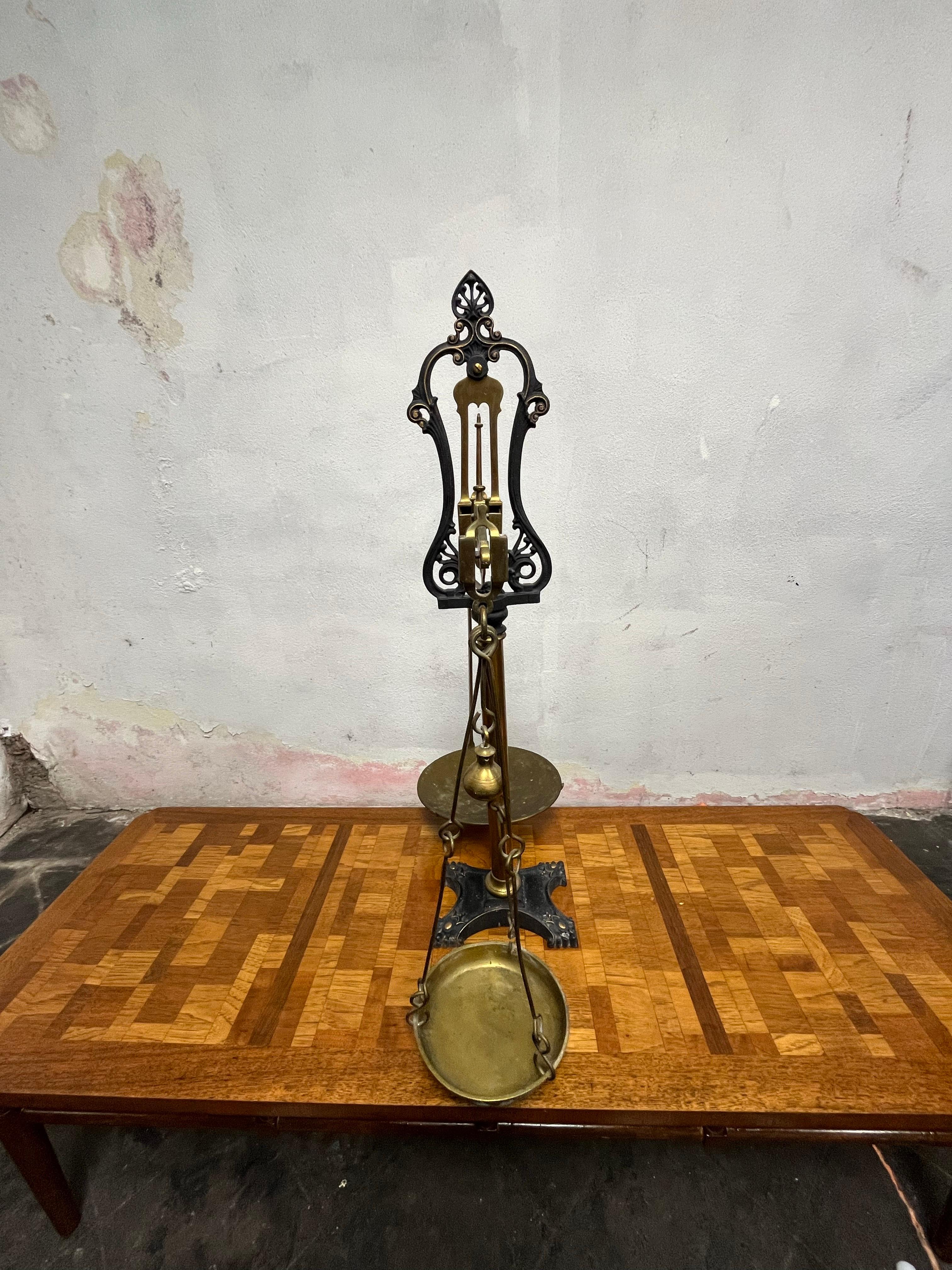 Scale de poutres vintage W.& T. Avery en laiton et fonte en vente 2