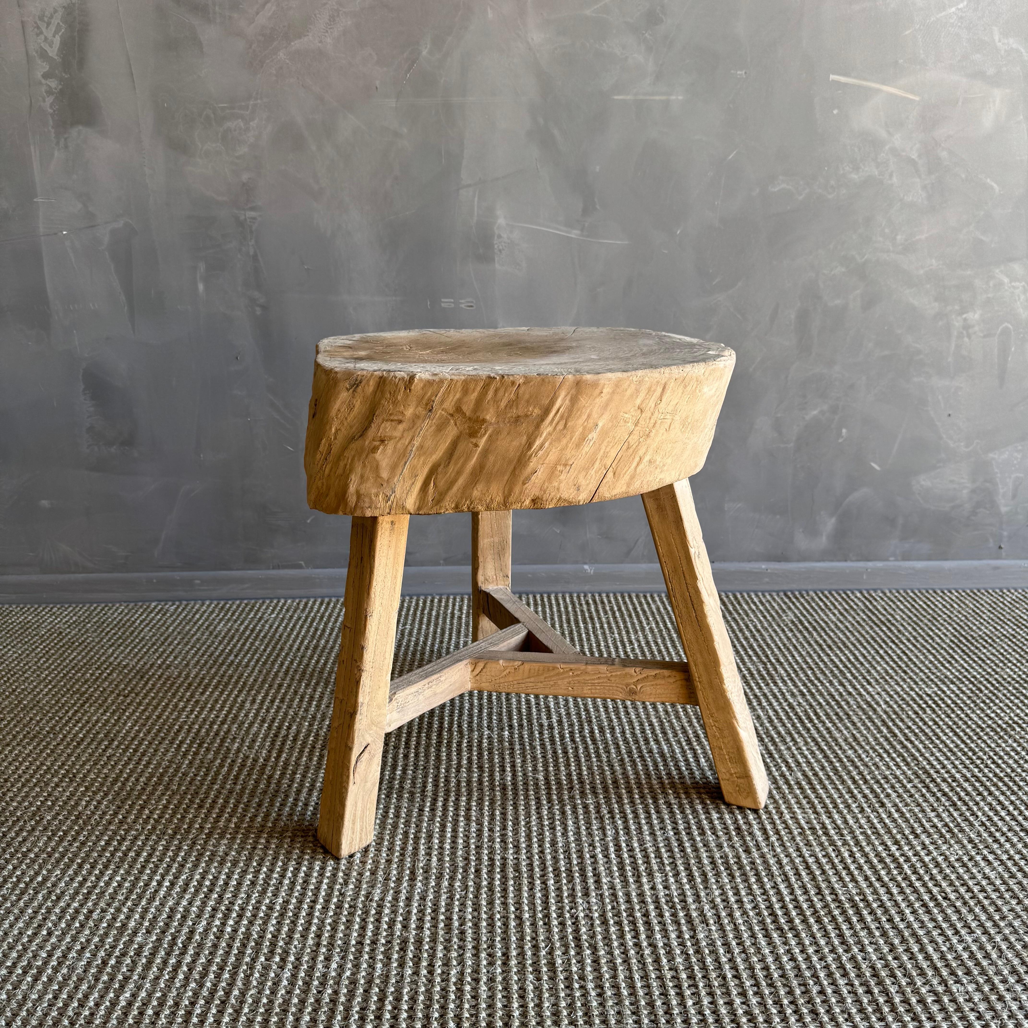 Vintage Wabi Sabi Ulme Wood Slice Beistelltisch (Organische Moderne) im Angebot