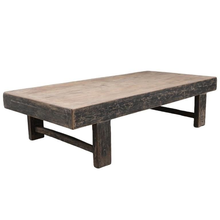 Wabi-sabi ist eine japanische ästhetische Philosophie, die Schönheit in Unvollkommenheit, Unbeständigkeit und Unvollständigkeit sieht. Dieser verwitterte Couchtisch verkörpert diese Philosophie mit seiner dicken, abgenutzten Platte und den robusten