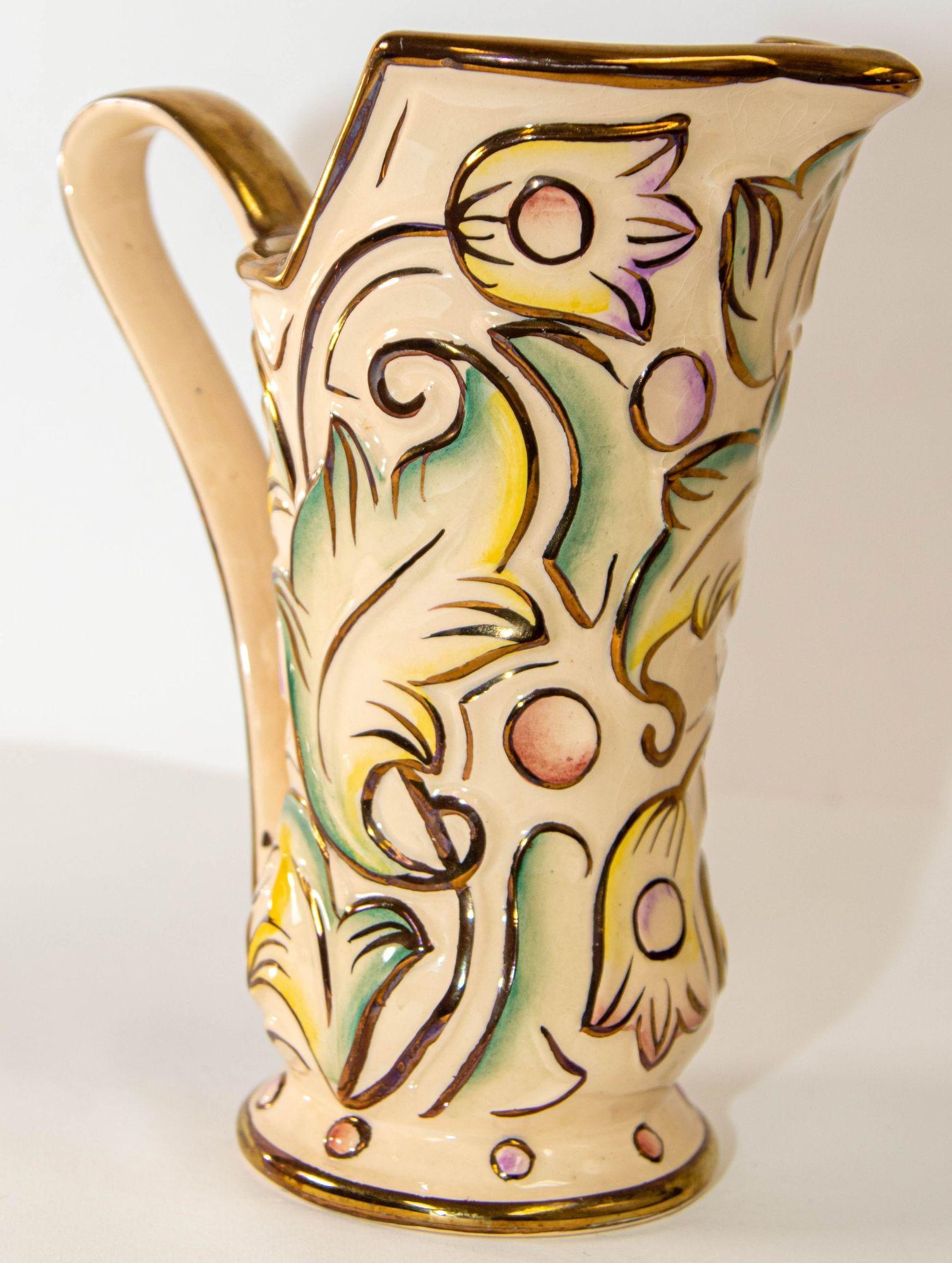 Vintage Wade Ceramic Gothic Pattern Glazed Vase in Pastel Colors Made in England In Good Condition For Sale In North Hollywood, CA