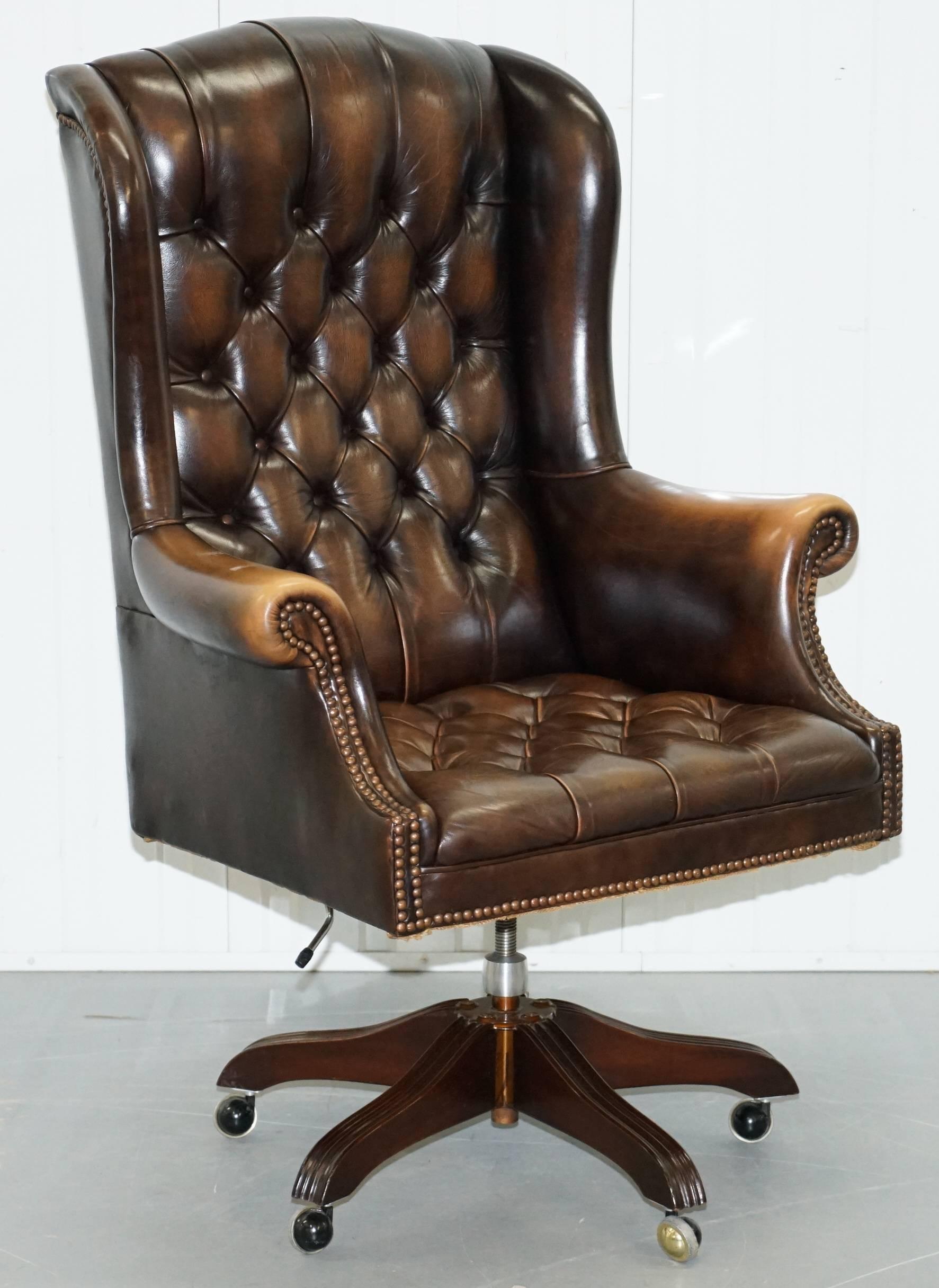 Nous sommes ravis de proposer à la vente cette belle sellerie Wade d'origine Chesterfield en cuir marron vieilli fauteuils directeurs de bureau capitaine à oreilles

Il s'agit à peu près de la chaise de capitaine de bureau la plus confortable sur le