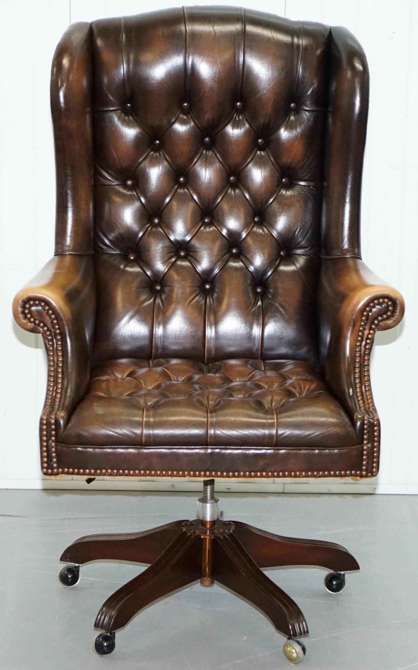 Moderne Vintage Wade Chesterfield Captains Wingback Office Chair Cuir brun teint à la main