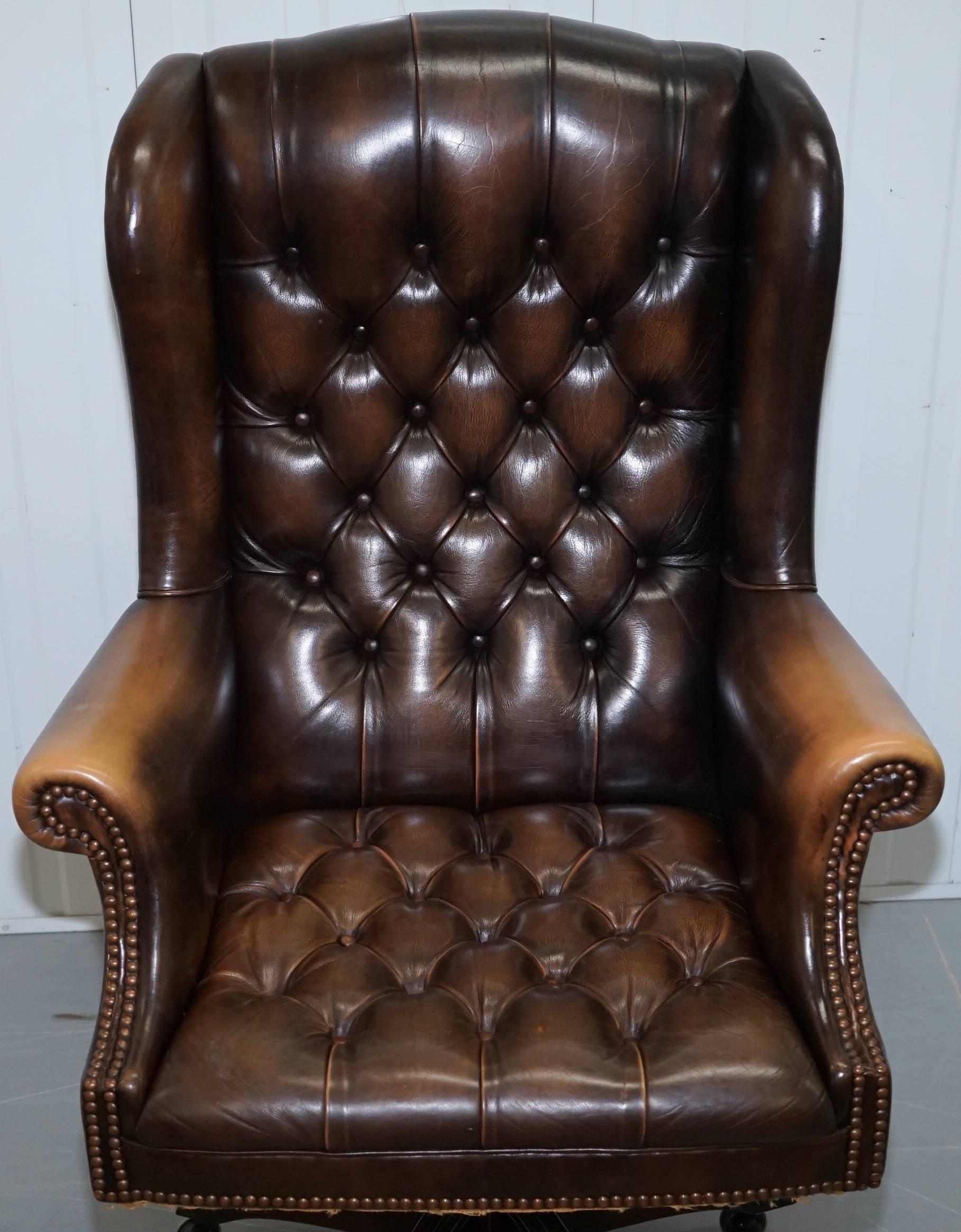 Anglais Vintage Wade Chesterfield Captains Wingback Office Chair Cuir brun teint à la main