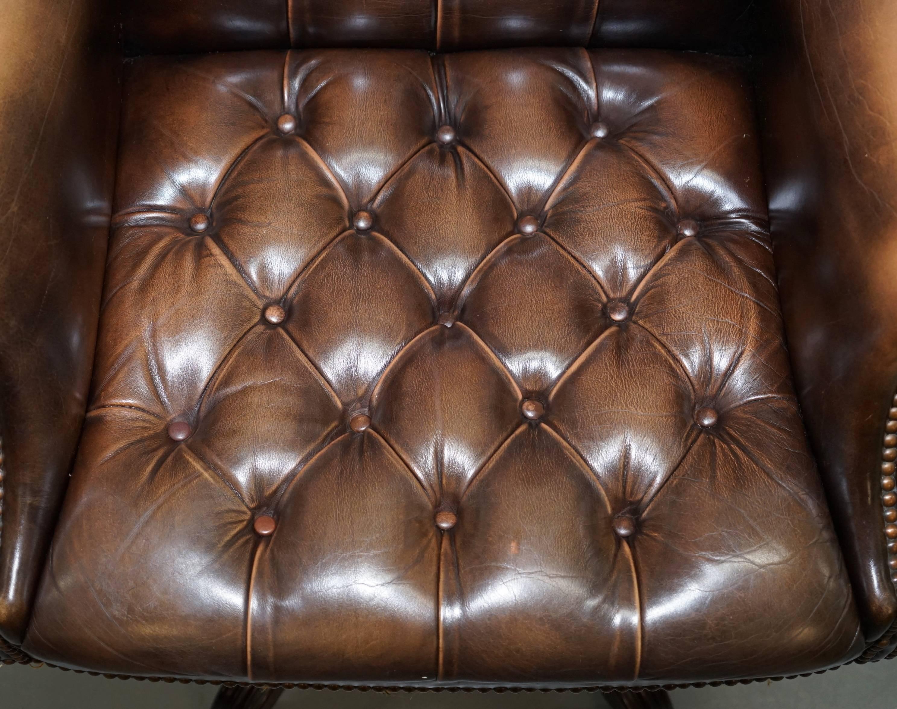 XXIe siècle et contemporain Vintage Wade Chesterfield Captains Wingback Office Chair Cuir brun teint à la main