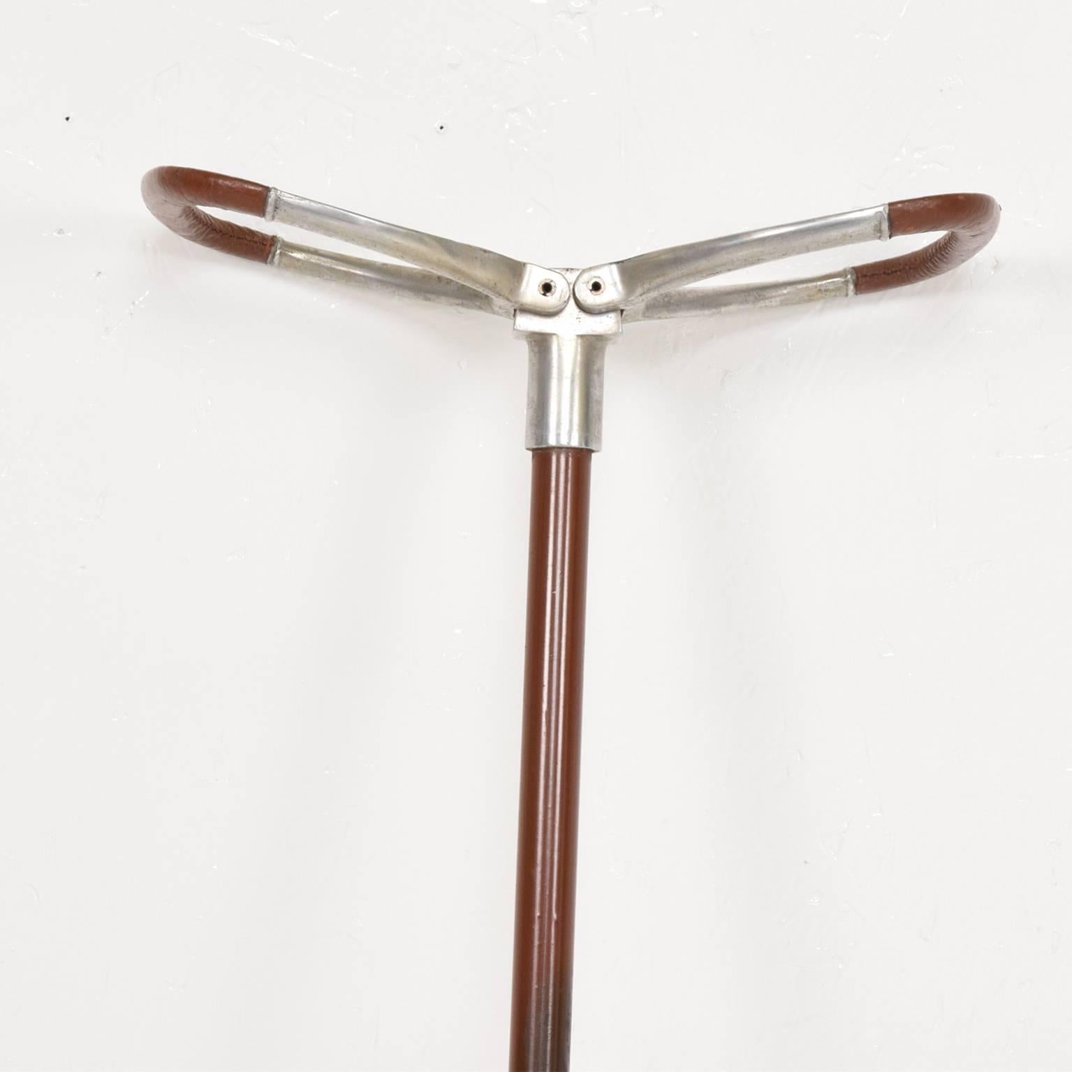 Aluminium and leather walking cane with folding seat, England, 1960s.
By Abercrombie And Fitch
